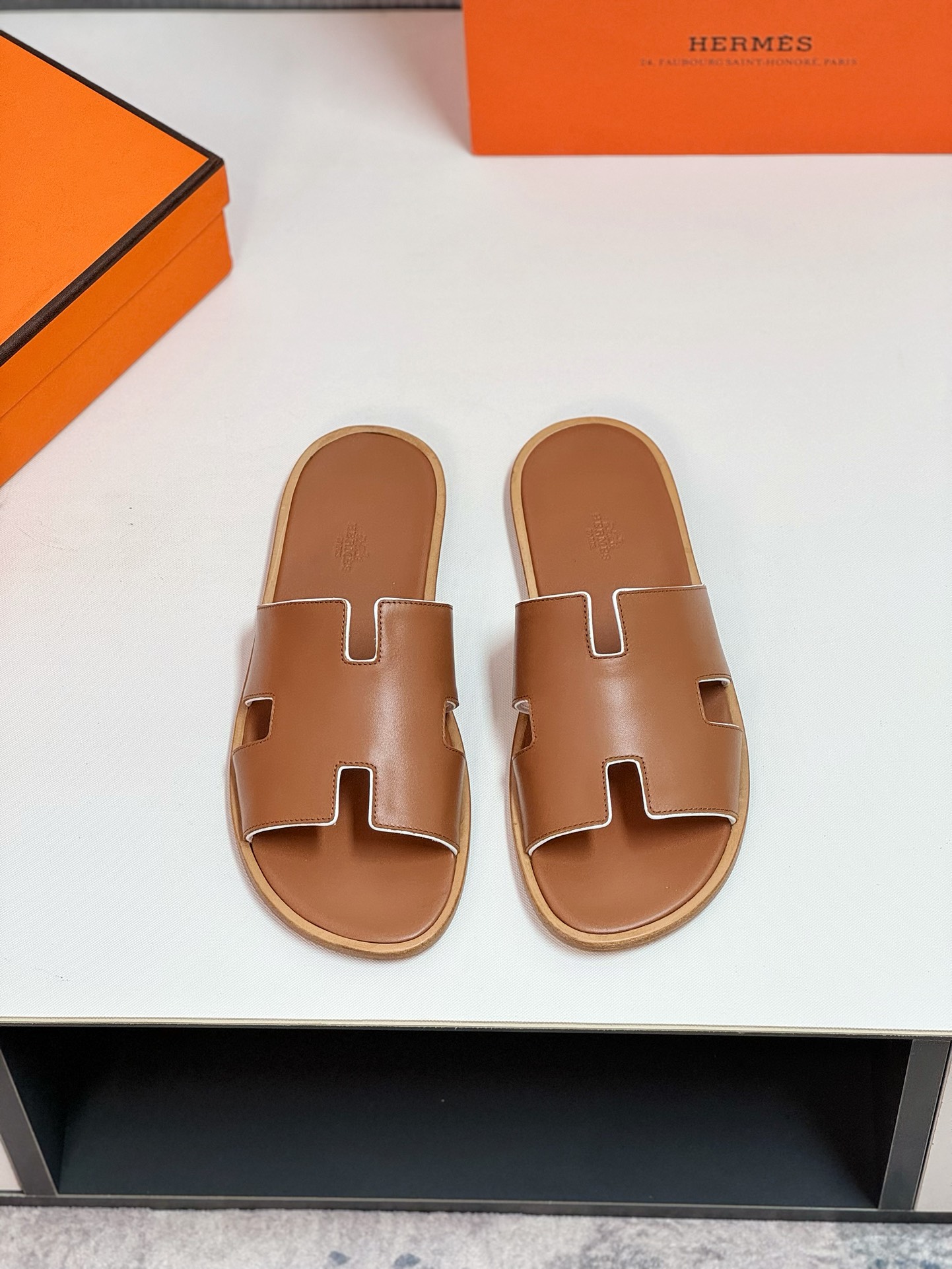 NO:419890,[HERMS] Size38-44 (customized by 45.46.47) Hermes' highest quality classic H slippers~high-end men's sandals, beach shoes and slippers~the counter synchronizes~the original order purchasing agent!  Original imported upper cowhide inner cowhide foot pad original genuine leather sole!  ,slippers,hermes,hermes,sandals,slippers,cowhide,Leather soles19860909【HERMS】 Size38-44（45.46.47定制） 爱马仕最高品质经典H拖鞋～高端男士凉鞋沙滩鞋拖鞋～专柜同步～原单代购货！原版进口鞋面牛皮内里牛皮垫脚原版真皮大底！,拖鞋,hermes,hermes,sandals,slippers,cowhide,Leather soles,Women's Shoes