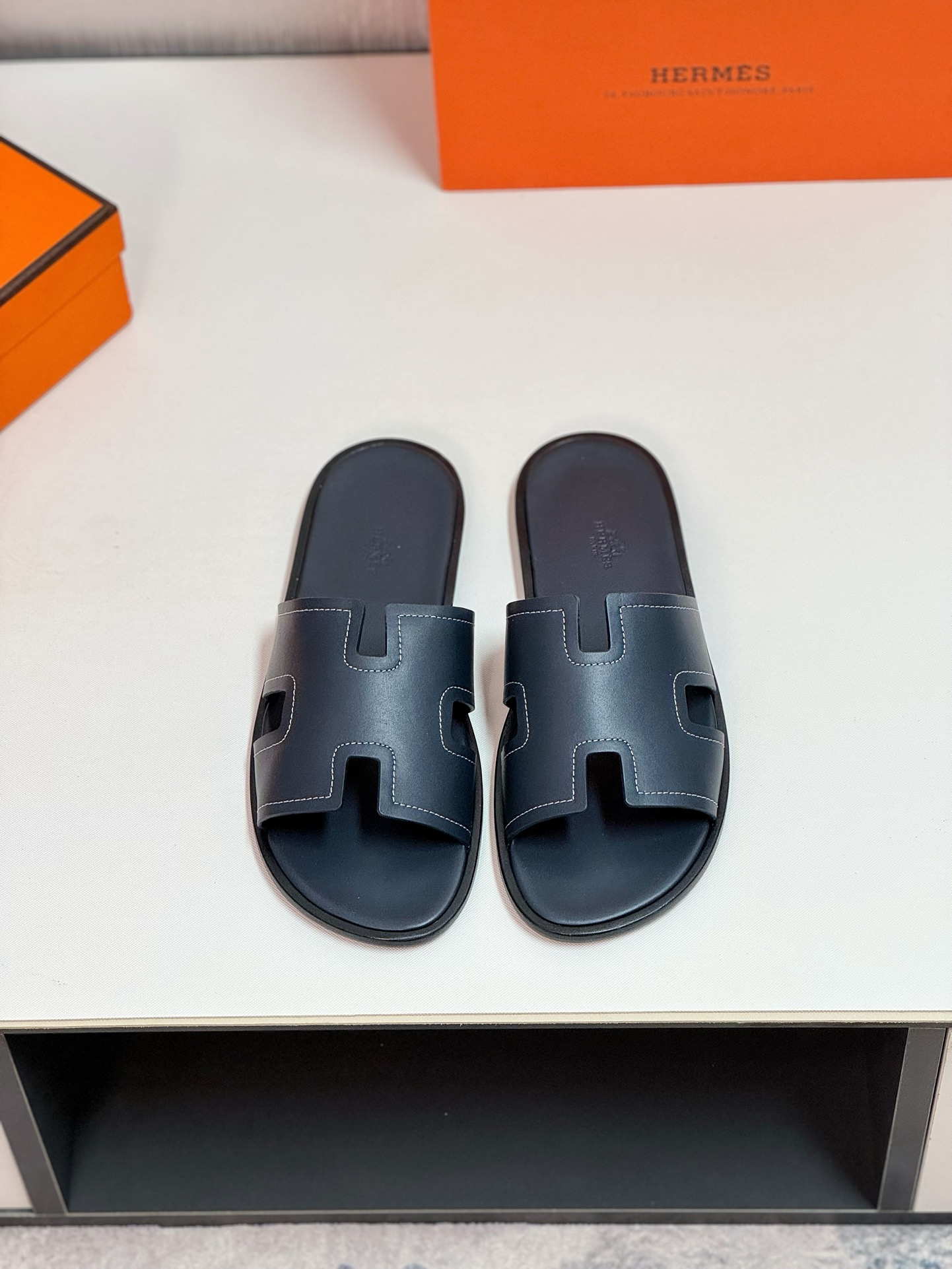 NO:419901,[HERMS] Size38-44 (customized by 45.46.47) Hermes' highest quality classic H slippers~high-end men's sandals, beach shoes and slippers~the counter synchronizes~the original order purchases!  Original imported upper cowhide inner cowhide foot pad original genuine leather sole!  ,slippers,hermes,hermes,sandals,slippers,cowhide,Leather soles19860909【HERMS】Size38-44（45.46.47定制） 爱马仕最高品质经典H拖鞋～高端男士凉鞋沙滩鞋拖鞋～专柜同步～原单代购货！原版进口鞋面牛皮内里牛皮垫脚原版真皮大底！,拖鞋,hermes,hermes,sandals,slippers,cowhide,Leather soles,Women's Shoes