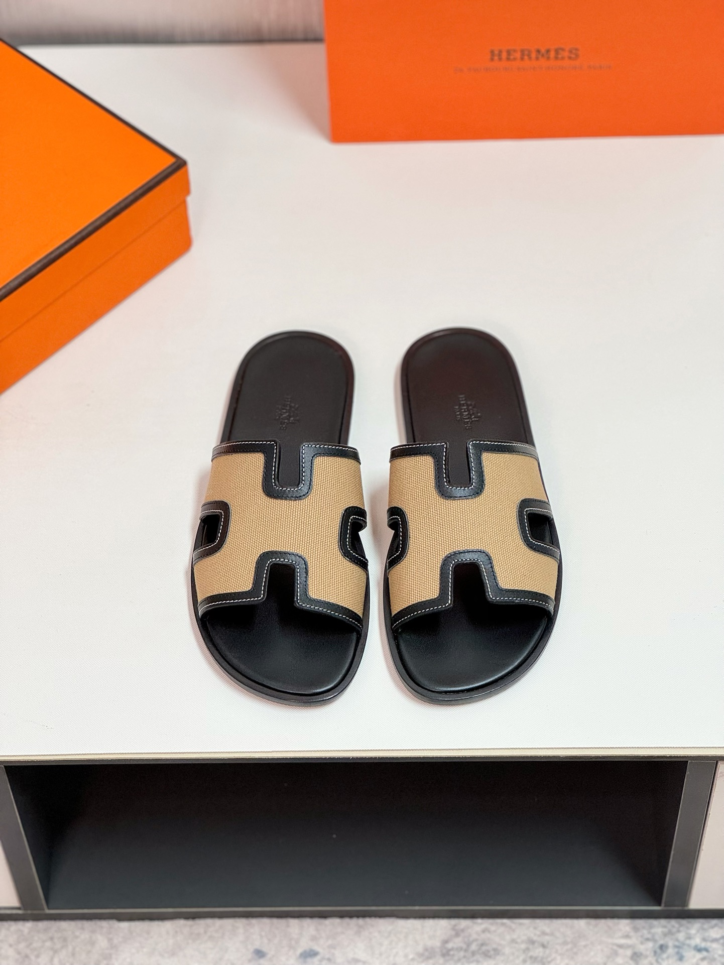 NO:419919,[HERMS] Size38-44 (customized by 45.46.47) Hermes' highest quality classic H slippers~high-end men's sandals, beach shoes and slippers~the counter synchronizes~the original order purchases!  Original imported upper cowhide inner cowhide foot pad original genuine leather sole!  ,slippers,hermes,hermes,sandals,slippers,cowhide,Leather soles19860909【HERMS】Size38-44（45.46.47定制） 爱马仕最高品质经典H拖鞋～高端男士凉鞋沙滩鞋拖鞋～专柜同步～原单代购货！原版进口鞋面牛皮内里牛皮垫脚原版真皮大底！,拖鞋,hermes,hermes,sandals,slippers,cowhide,Leather soles,Women's Shoes