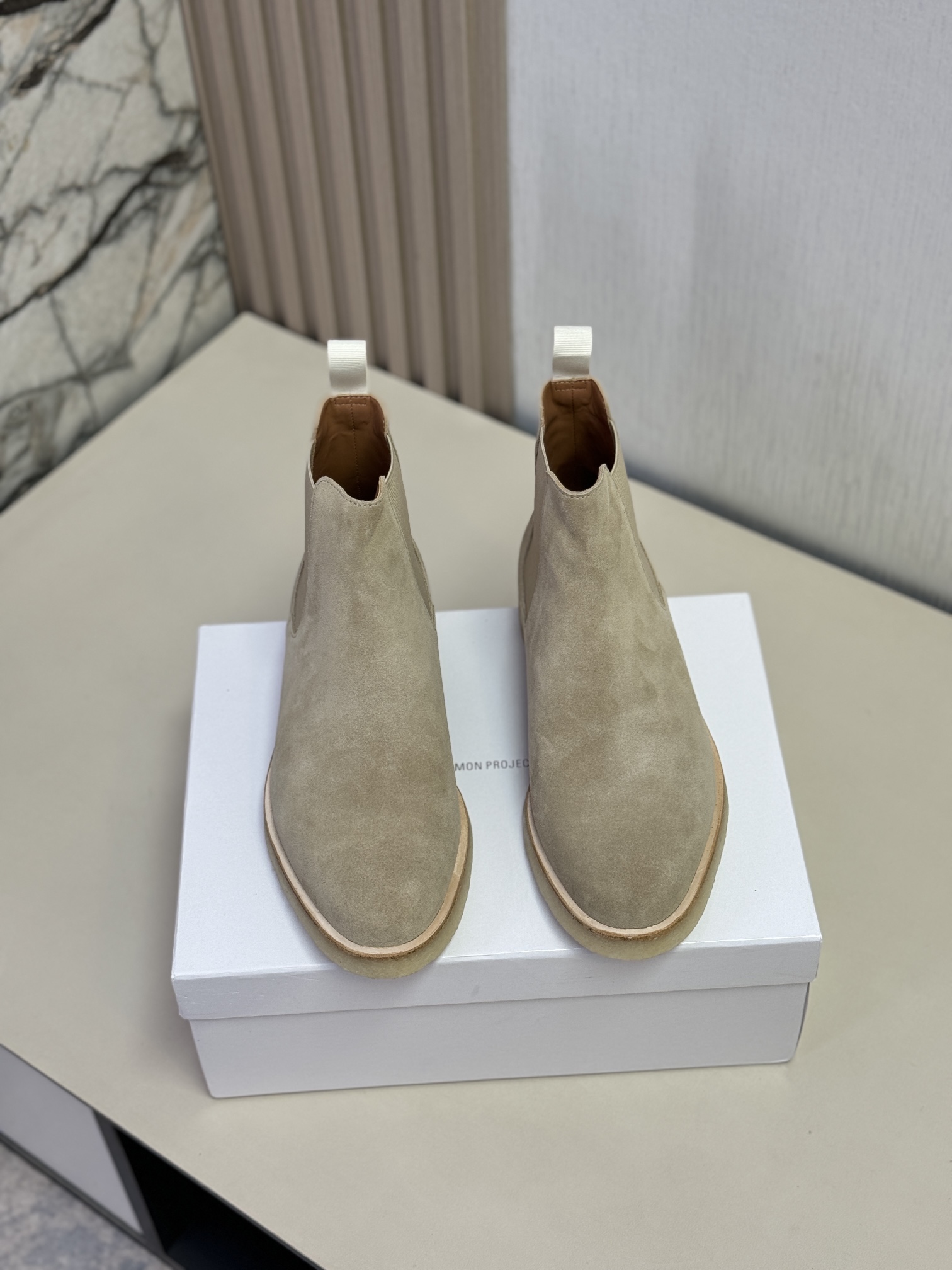 NO:604224,[CP Chelsea Boots] Top Size: 38-44 (38.45.46 orders are non-refundable) Note that because the rubber soles are easy to get dirty, do not tear off the film when trying on your feet. If it affects secondary sales, it cannot be returned or exchanged!  Common Projects Chelsea boots; Tobacco-colored leather, genuine model number 1897-0115 for men, exclusively developed, purchasing agent level, the highest version on the market, original Goodyear craft bottom connected, full set of authentic packaging, shoe box, cloth bag, shoe wrapping paper; fabric original custom-made imported cow leather; lining + insole original custom-made imported water-dyed first-grain cow lining; base material tobacco rubber outsole + double-layer shaping midsole + waist iron.  In addition, because the rubber bottom of the cigarette is easy to get dirty, it cannot be returned or exchanged if it affects secondary sales!  ,,boots19860909【 CP切尔西靴】顶级 Size:38-44 (38 .45 .46订不退换） 注意另因烟胶底易脏,试脚不要撕膜,影响二次销售的不能退换！ Common Projects 切尔西靴；烟草色猄皮,正品编号男款1897-0115,独家开发,代购级别,市场最高版本,原版固特异工艺底面相连,全套正品包装,鞋盒,布袋,包鞋纸；面料原版订制进口牛猄皮；里料内里+鞋垫 原版订制进口水染头层粒面牛里；底料烟胶大底+双层定型中底+腰铁. 另因烟胶底易脏,影响二次销售的不能退换！,,boots,Men's shoes