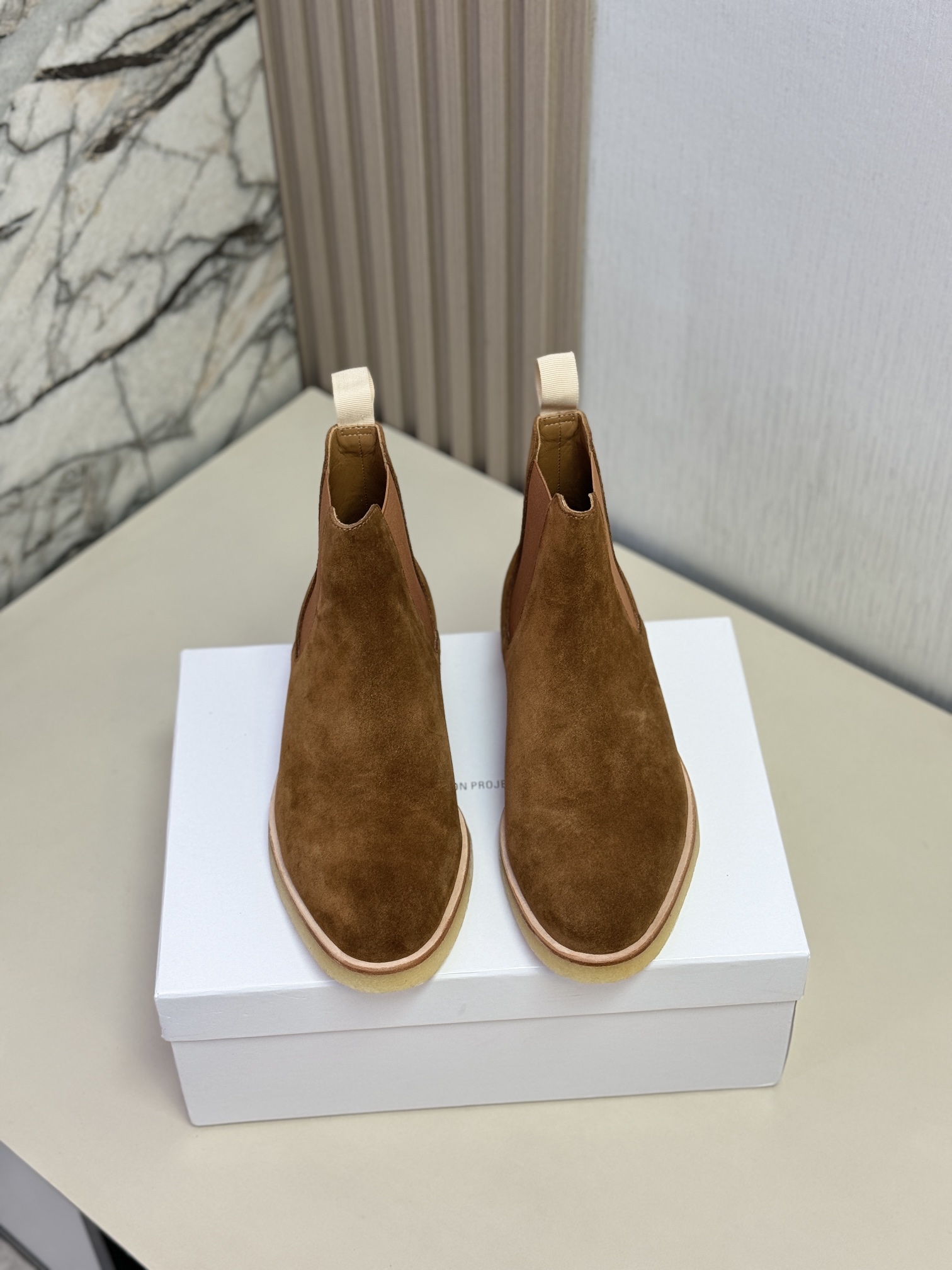 NO:604228,[CP Chelsea Boots] Top Size: 38-44 (38.45.46 orders are non-refundable) Note that because the rubber soles are easy to get dirty, do not tear off the film when trying on your feet. If it affects secondary sales, it cannot be returned or exchanged!  Common Projects Chelsea boots; Tobacco-colored leather, genuine model number 1897-0115 for men, exclusive development, purchasing agent level, the highest version on the market, original Goodyear craft bottom connected, full set of authentic packaging, shoe box, cloth bag, shoe wrapping paper; fabric original custom-made imported cow leather; lining + insole original custom-made imported water-dyed first-grain cow lining; base material tobacco rubber outsole + double-layer shaping midsole + waist iron  In addition, because the rubber bottom of the cigarette is easy to get dirty, it cannot be returned or exchanged if it affects secondary sales!  ,,boots19860909【 CP切尔西靴】顶级 Size:38-44 (38 .45 .46订不退换） 注意另因烟胶底易脏,试脚不要撕膜,影响二次销售的不能退换！ Common Projects 切尔西靴；烟草色猄皮,正品编号男款1897-0115,独家开发,代购级别,市场最高版本,原版固特异工艺底面相连,全套正品包装,鞋盒,布袋,包鞋纸；面料原版订制进口牛猄皮；里料内里+鞋垫 原版订制进口水染头层粒面牛里；底料烟胶大底+双层定型中底+腰铁 另因烟胶底易脏,影响二次销售的不能退换！,,boots,Men's shoes