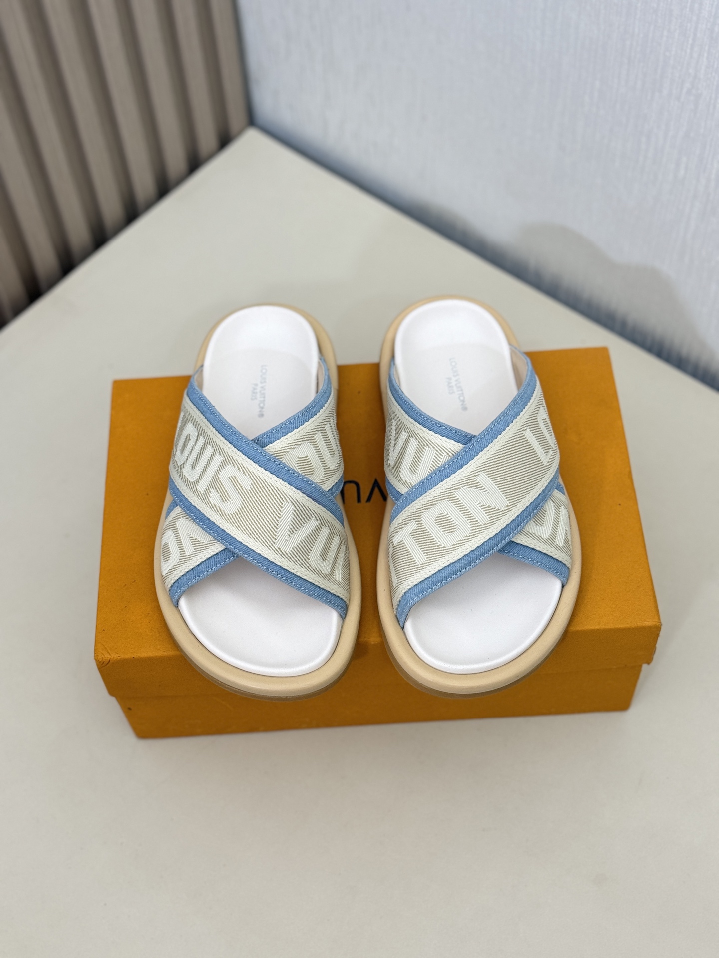 NO:273546,[L Home] Size number: 38-45 The counter focuses on the latest Lv slippers, new products, and purchasing level!  Full of high-end feeling!  A popular model from domestic and foreign bloggers, retro and fashionable, beautiful!  Official website main model, custom electric embroidered fabric, inner lining: imported goatskin lining, original open mold, anti-slip wear-resistant foam bottom,, louis vuitton, louis vuitton, slippers, cowhide, sheepskin19860909【 L家】Size码数:38-45 专柜主打最新款Lv 拖鞋硬货上新 代购级别！高级感十足！国内外博主刷爆的一款,复古又时髦上脚美炸了！官网主推款 鞋面牛皮订制电绣织布 内里: 进口山羊皮里 大底原版开模防滑耐磨发泡底,,louis vuitton,louis vuitton,slippers,cowhide,sheepskin,Men's shoes