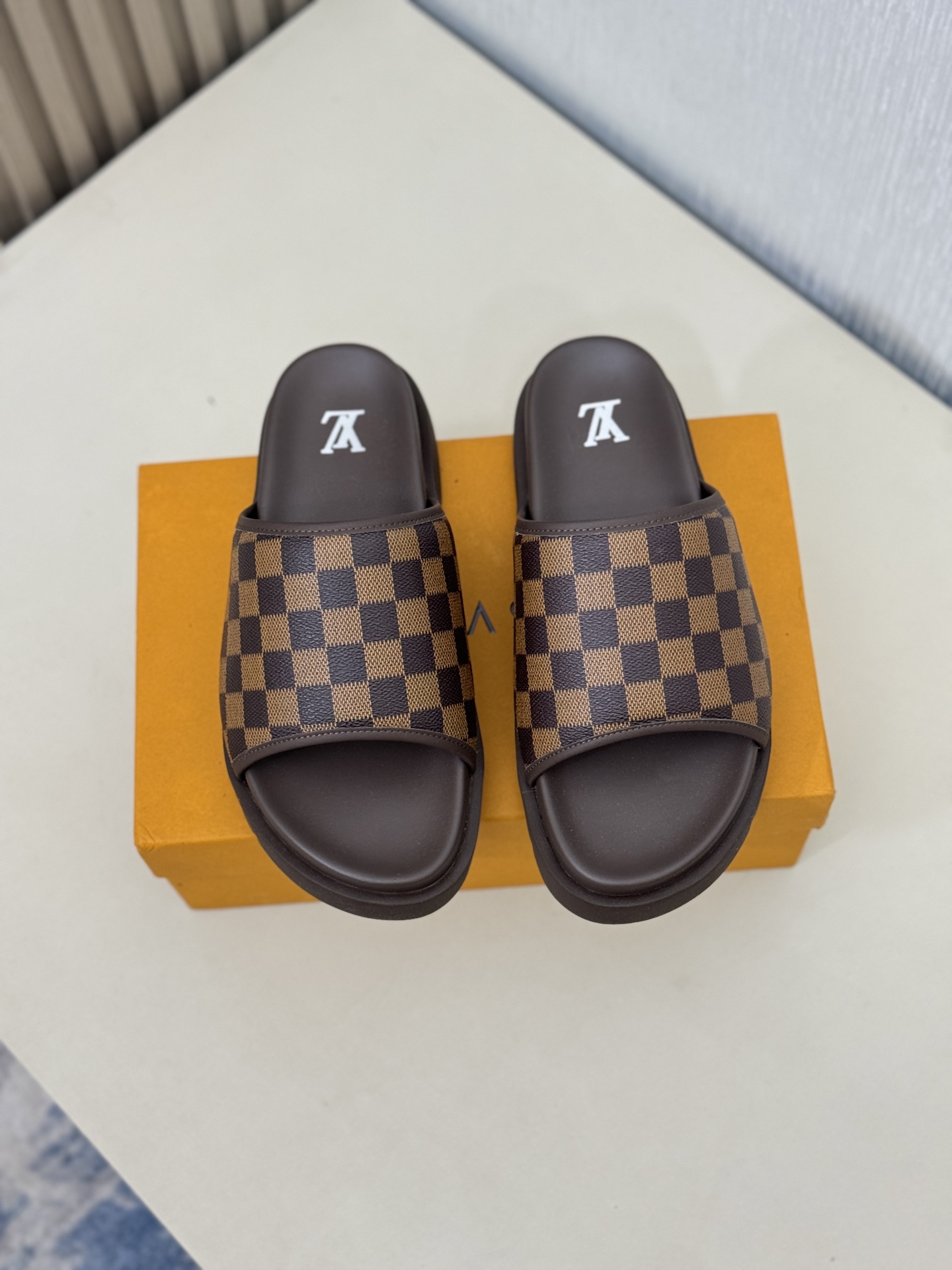 NO:273548,【L Home】Size Size: 38-45 The counter focuses on the latest Lv slippers, new products, and purchasing level!  Full of high-end feeling!  A popular model from domestic and foreign bloggers, retro and fashionable, beautiful!  Official website main model, upper cowhide, inner lining: imported goatskin lining, original open mold, anti-slip wear-resistant foam sole, louis vuitton, louis vuitton, slippers, cowhide, sheepskin19860909【 L家】超轻发泡底Size码数:38-45 专柜主打最新款Lv 拖鞋硬货上新 代购级别！高级感十足！国内外博主刷爆的一款,复古又时髦上脚美炸了！官网主推款 鞋面牛皮 内里: 进口山羊皮里 大底原版开模防滑耐磨发泡底,,louis vuitton,louis vuitton,slippers,cowhide,sheepskin,Men's shoes