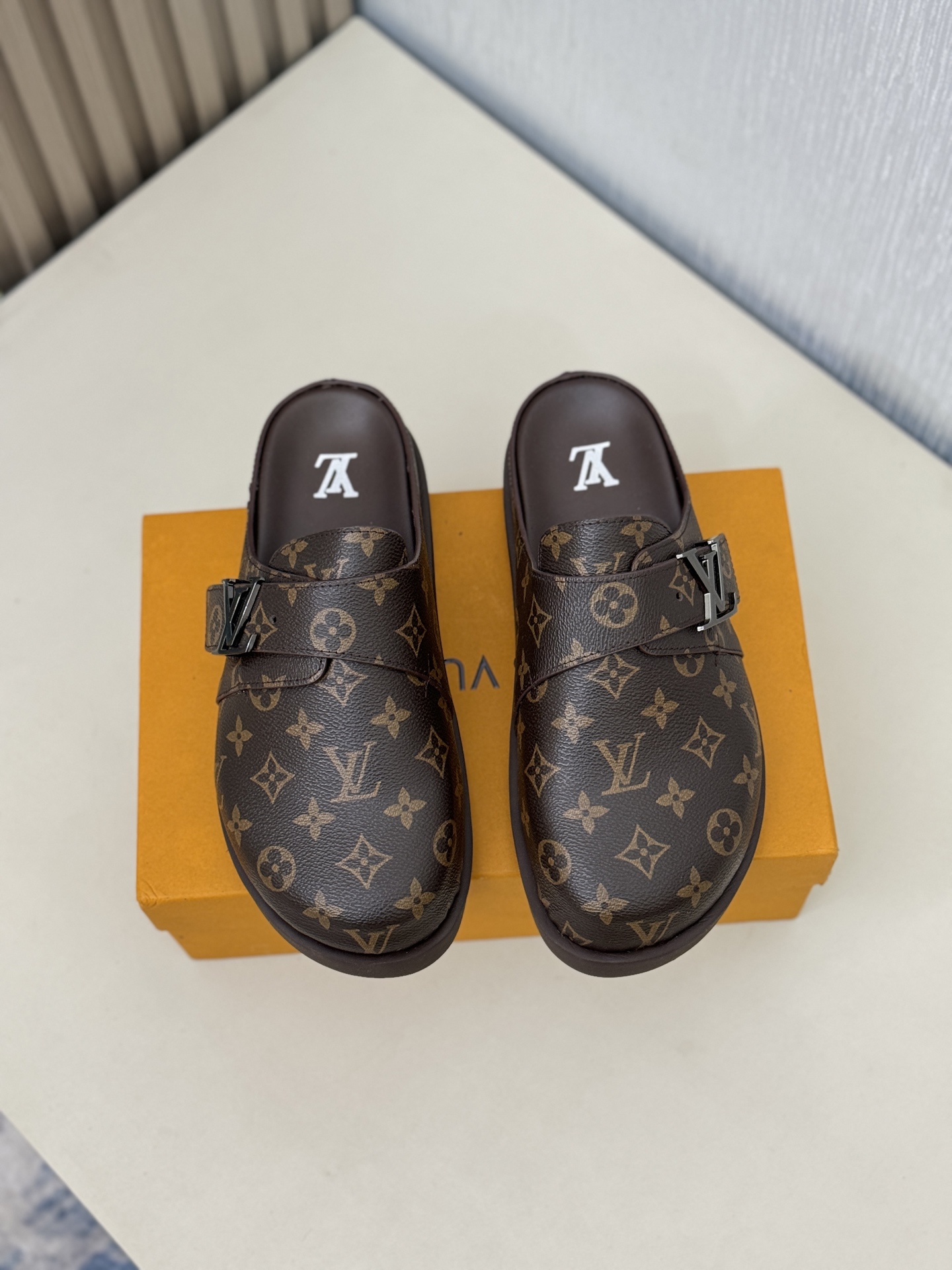 NO:273550,【L Home】Size Size: 38-45 The counter focuses on the latest Lv slippers, bag-toe hard goods, and new purchase level!  Full of high-end feeling!  A popular model from domestic and foreign bloggers, retro and fashionable, beautiful!  Official website main model, upper cowhide, inner lining: imported goatskin lining, original open mold, anti-slip wear-resistant foam sole, louis vuitton, louis vuitton, slippers, cowhide, sheepskin19860909【 L家】超轻发泡底Size码数:38-45 专柜主打最新款Lv 拖鞋包头硬货上新 代购级别！高级感十足！国内外博主刷爆的一款,复古又时髦上脚美炸了！官网主推款 鞋面牛皮 内里: 进口山羊皮里 大底原版开模防滑耐磨发泡底,,louis vuitton,louis vuitton,slippers,cowhide,sheepskin,Men's shoes