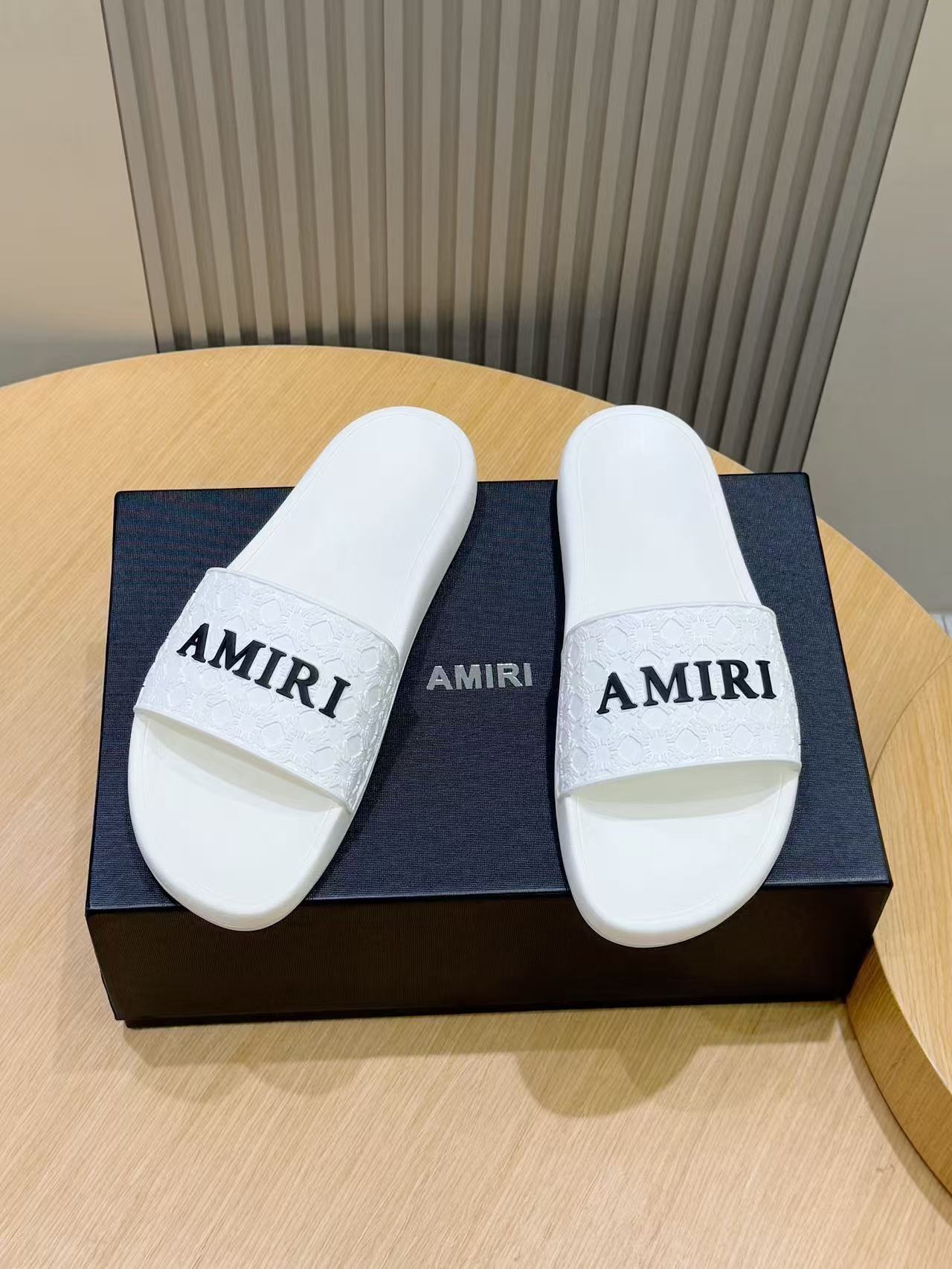 NO:284559,【AMIRI* Emir】 Size: 39-45 New original version of the official website 1:1 AMIRI* Emir classic men's slippers, high-end quality, original material, tpu upper foam sole, fine workmanship, casual, loose and comfortable, must-have in summer.,, amiri, slippers19860909【AMIRI*埃米尔】 码数:39-45 官网新款原版1:1 AMIRI*埃米尔经典男士拖鞋,高端精品,原版材质,tpu鞋面 发泡底 精细做工,休闲宽松舒适型,夏季必入款.,,amiri,slippers,Men's shoes
