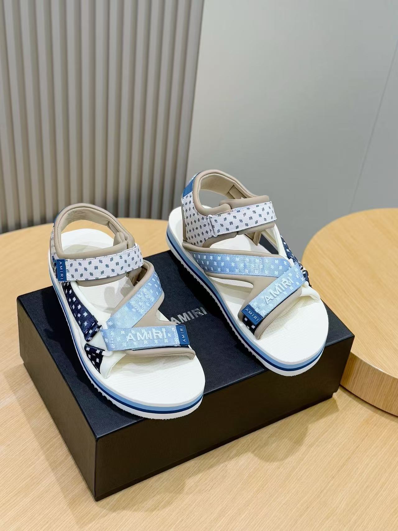 NO:284565,【AMIRI* Emir】 Size: 39-45 New original version of the official website 1:1 AMIRI* Emir classic men's sandals, high-end quality, original material, tpu foam bottom, fine workmanship, casual, loose and comfortable, must-have in summer.,, amiri, sandals19860909【AMIRI*埃米尔】 码数:39-45 官网新款原版1:1 AMIRI*埃米尔经典男士凉鞋,高端精品,原版材质,tpu发泡底 精细做工,休闲宽松舒适型,夏季必入款.,,amiri,sandals,Men's shoes