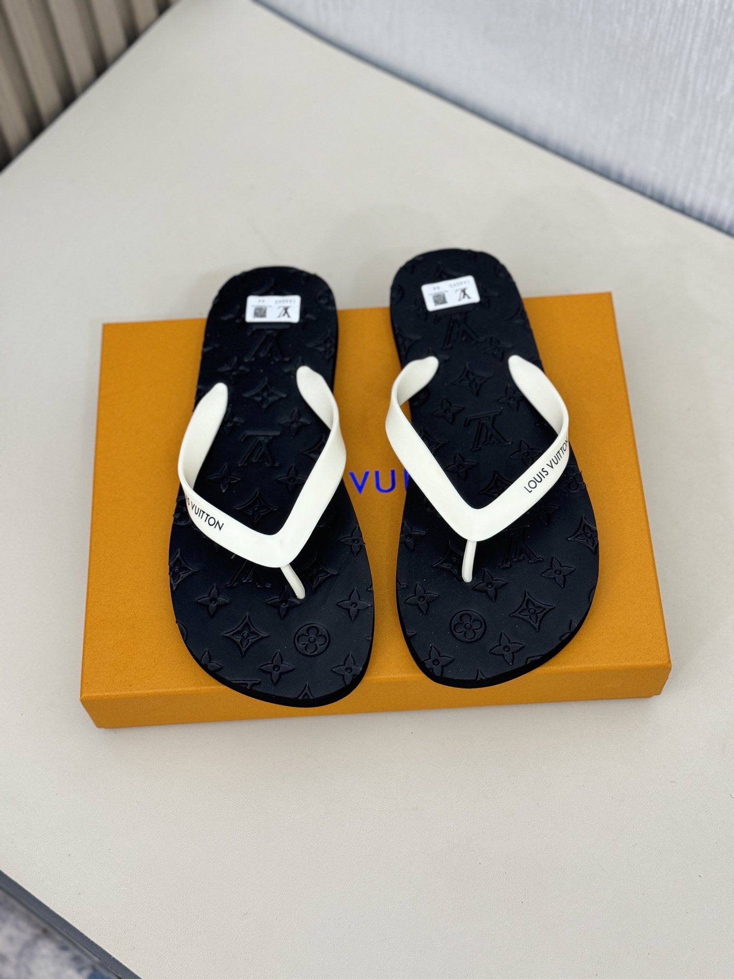 NO:281176,【L Home.】, Size: 38-46.lv slipper series high-end brand, original material production, upgraded combination of outsole, lighter and non-slip. Top quality in the market, must-have for trendy people, the same summer slippers in the counter are available in stock all seasons, and they are super beautiful to wear.,,louis vuitton,louis vuitton,slippers19860909【L家.】,Size:38-46.lv拖鞋系列高端品牌 ,原版材料制作,升级版组合大底,更轻便,防滑.市场顶级品质,潮人必备,专柜同款夏季拖鞋四季有货,穿起来超级唯美.,,louis vuitton,louis vuitton,slippers,Men's shoes