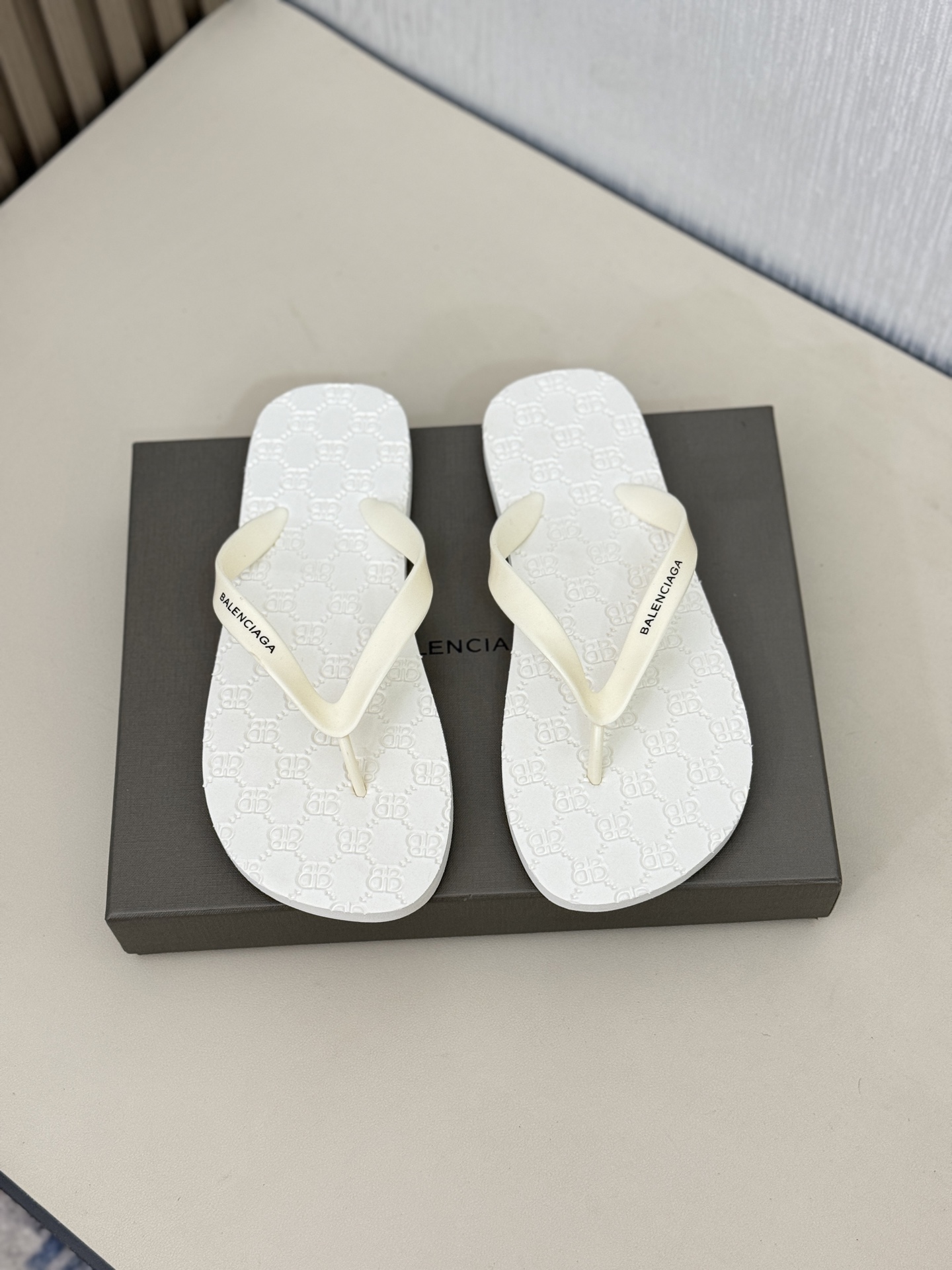 NO:281181,【BALENCIAG.】,Size:38-46. Balenciaga slipper series high-end brand, original material production, upgraded combination of outsole, lighter and non-slip. The top quality of the market, a must-have for trendy people, the counter has the same summer slippers season, it is super beautiful to wear.,,balenciaga,balenciaga,slippers19860909【BALENCIAG.】,Size:38-46. 巴黎世家拖鞋系列高端品牌 ,原版材料制作,升级版组合大底,更轻便,防滑.市场顶级品质,潮人必备,专柜同款夏季拖鞋的季节来了,穿起来超级唯美.,,balenciaga,balenciaga,slippers,Men's shoes