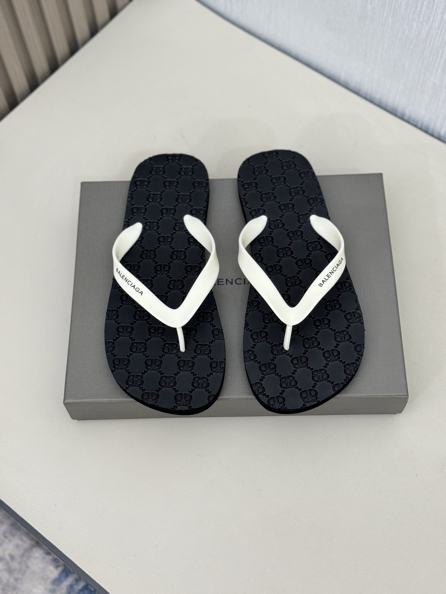 NO:281186,【BALENCIAG.】Size:38-46. Balenciaga slipper series high-end brand, original material production, upgraded combination of outsole, lighter and non-slip. The top quality of the market, a must-have for trendy people, the same summer slippers in the counter are here, it is super beautiful to wear.,,balenciaga,balenciaga,slippers19860909【BALENCIAG.】Size:38-46. 巴黎世家拖鞋系列高端品牌 ,原版材料制作,升级版组合大底,更轻便,防滑.市场顶级品质,潮人必备,专柜同款夏季拖鞋的季节来了,穿起来超级唯美.,,balenciaga,balenciaga,slippers,Men's shoes
