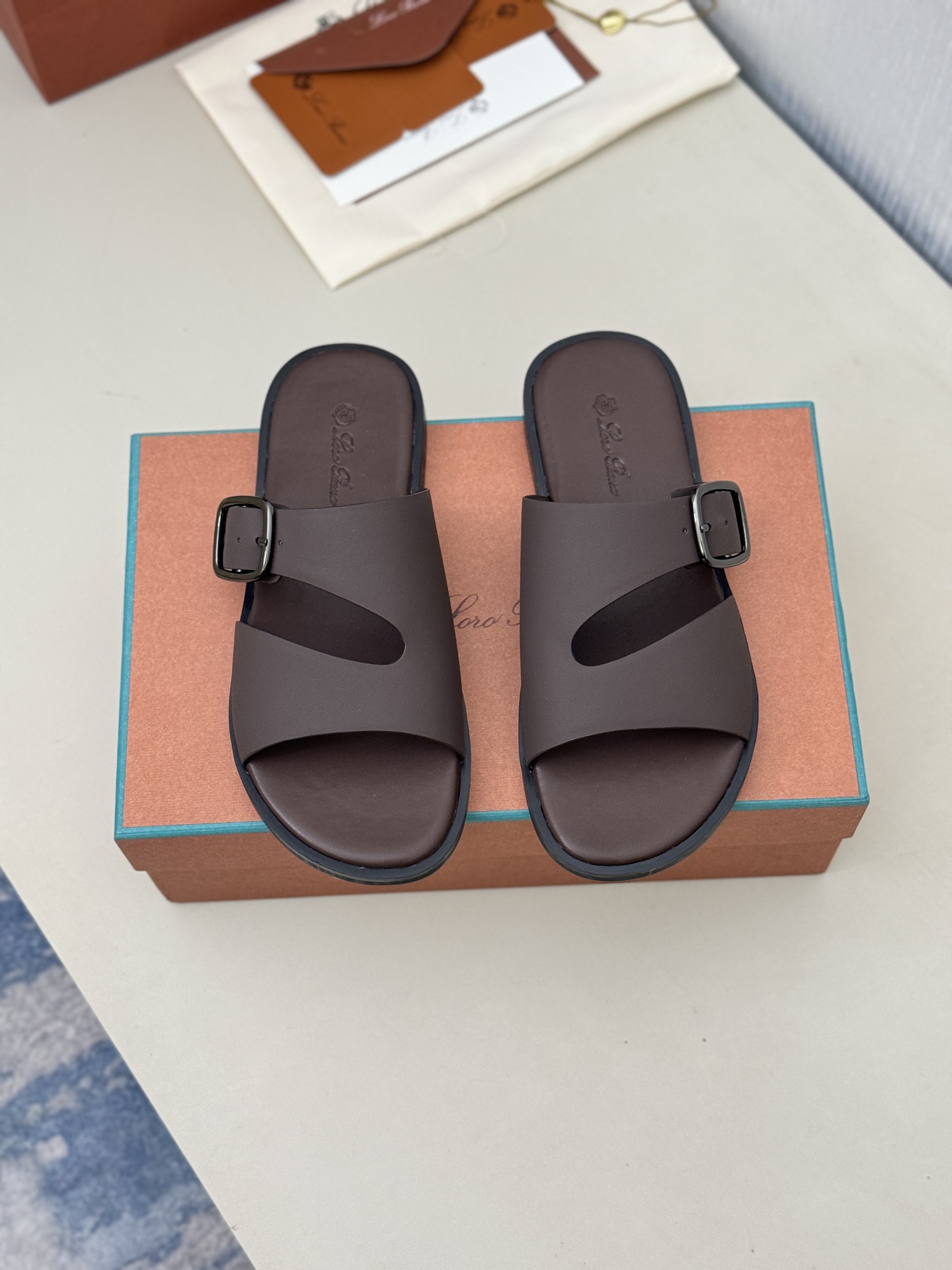 NO:557841,[Loro Piana] Size 39-44 (38.45.46 custom-made) LP Loro Piana* Top genuine high-end early spring model. Buy the original 1:1 copy. Founded the existing Loro Piana company on 24th March 2019. The family business is now in its sixth generation, providing high-quality products for customers who are discerning in taste and quality. Imported silk calfskin fabric, imported A-grade sweat-absorbent and breathable lining on the inside, pure hand-made authentic packaging  The original one-to-one open-molded outsole is the favorite of Middle Eastern tycoons, loro piana, loro piana, cowhide19860909【Loro Piana】 码数39-44(38.45.46定做 ) LP Loro Piana*顶级正品级高版早春季款购买原版1:1复制 于194月24日一手创立现有的Loro Piana公司.家族经营至今已是第六代,为讲求品味及对质量有要求的顾客提供上等的优质商品 进口丝绸小牛皮面料 内里采用进口A级吸汗透气里  纯手正品包装 原版一比一开模大底 中东土豪们的心头爱凉拖,,loro piana,loro piana,cowhide,Men's shoes