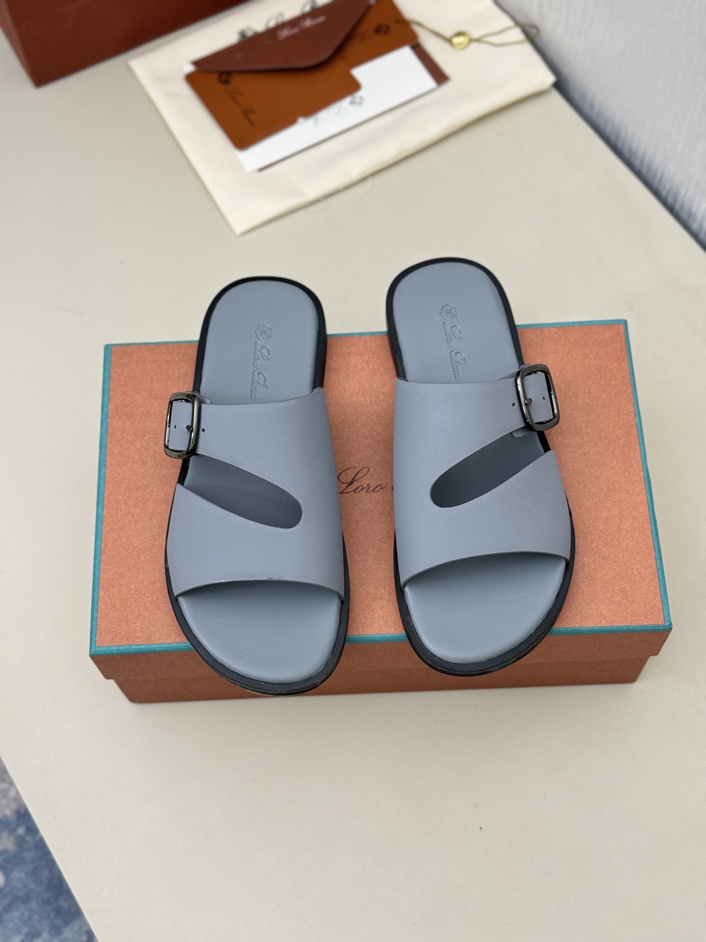 NO:283758,【Loro Piana】 39-44 (38.45.46 customized) LP Loro Piana* top-quality authentic high-end early spring model purchase original version 1:1 copy. The existing Loro Piana company was founded on April 24, 194. The family business has been the sixth generation, providing top-quality high-quality products for customers who value taste and quality requirements. Imported silk calfskin fabric. The inner part is imported A-grade sweat-absorbing and breathable. Pure hand genuine packaging. The original one-to-one mold opening bottom. The love of the rich people in the Middle East, loro pigeon, loro pigeona, cowhide19860909【Loro Piana】 码数39-44(38.45.46定做 ) LP Loro Piana*顶级正品级高版早春季款购买原版1:1复制 于194月24日一手创立现有的Loro Piana公司.家族经营至今已是第六代,为讲求品味及对质量有要求的顾客提供上等的优质商品 进口丝绸小牛皮面料 内里采用进口A级吸汗透气里  纯手正品包装 原版一比一开模大底 中东土豪们的心头爱凉拖,,loro piana,loro piana,cowhide,Men's shoes