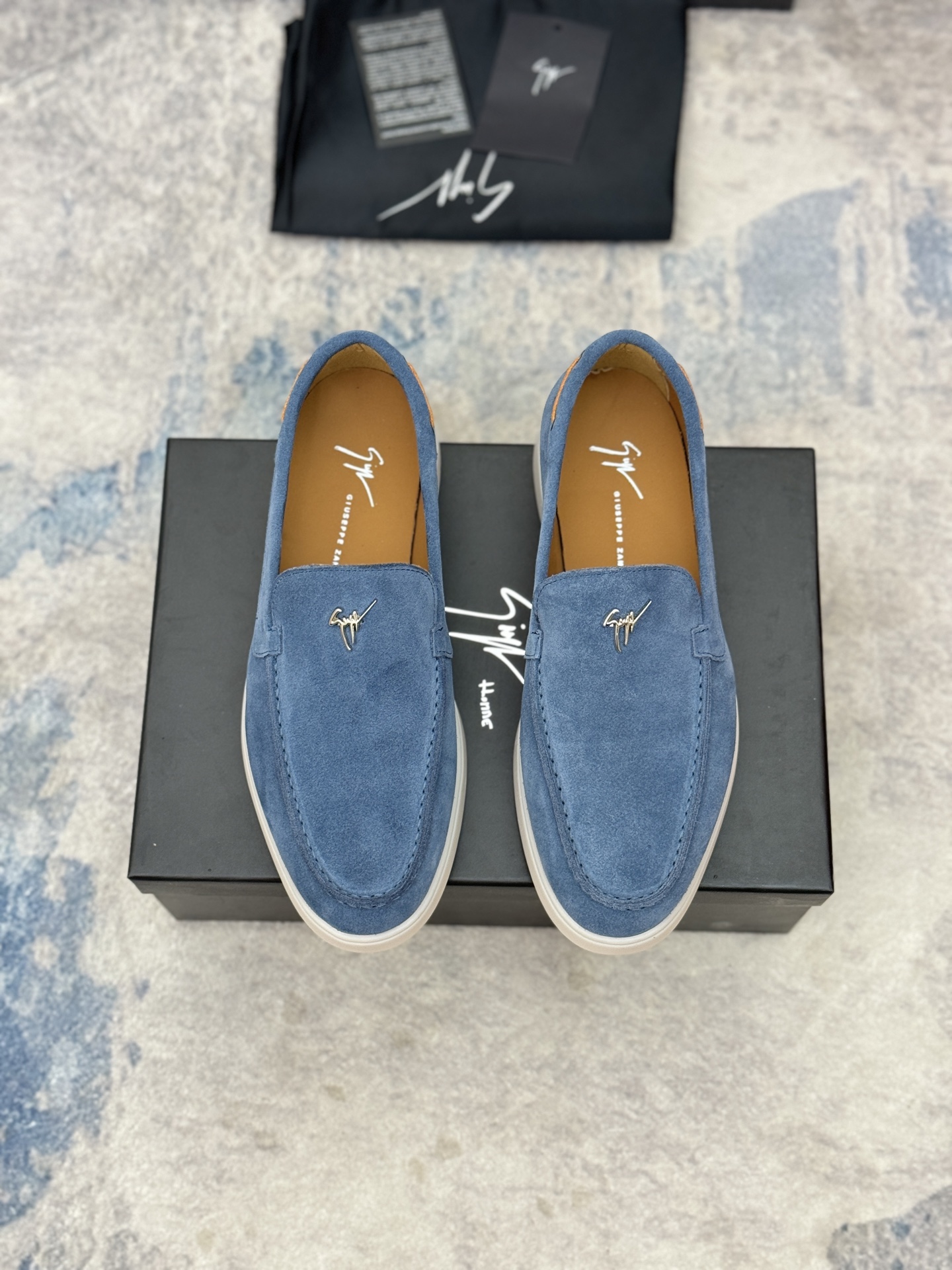NO:283765,【GZ*】 Size: 40-44 (customized for 45.46) Top purchasing agent Giuseppe Zanotti GZ Giuseppe Sanodi The new and trendy model is launched in the popular foot series uppers of the foot series are made of special high mercerized beef reverse slim fabric imported cowhide inner lining, original hardware logo buckle decoration, wear-resistant rubber outsole, simple and atmospheric version, exclusive to trendy men.,, cowhide19860909【 GZ*】 Size:40-44（45.46定做） 顶级代购Giuseppe Zanotti GZ朱塞佩·萨诺第 全新潮款上市爆款套脚系列鞋面采用专用高丝光牛反绒面料 进口牛皮内里,原版五金logo扣装饰,耐磨橡胶大底,版型简洁大气,潮男专属.,,cowhide,Men's shoes