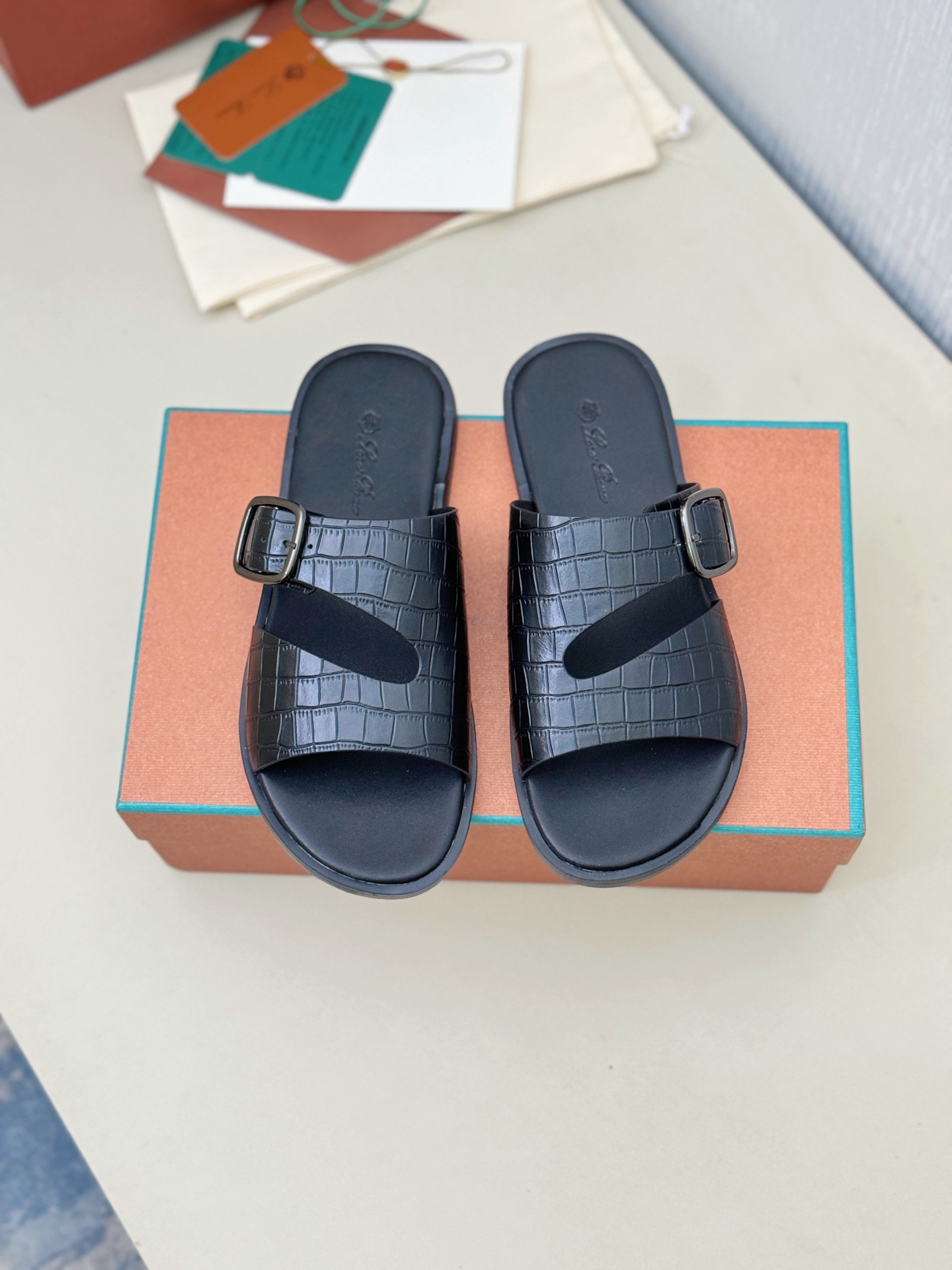 NO:347308,【Loro Piana】 39-44 (45.46 customized) LP Loro Piana* top-quality authentic high-end early spring model purchase original version 1:1 copy. The existing Loro Piana company was founded on April 24, 194. The family operation is the sixth generation, providing high-quality products for customers who value taste and quality requirements. Imported silk calfskin fabric. The inner part is imported A-grade sweat-absorbing and breathable. Pure hand genuine packaging. The original one-to-one mold opening bottom. The love of the rich people in the Middle East loves sandals.,,loro piga,loro piga,cowhide19860909【Loro Piana】 码数39-44(45.46定做 ) LP Loro Piana*顶级正品级高版早春季款购买原版1:1复制 于194月24日一手创立现有的Loro Piana公司.家族经营至今已是第六代,为讲求品味及对质量有要求的顾客提供上等的优质商品 进口丝绸小牛皮面料 内里采用进口A级吸汗透气里  纯手正品包装 原版一比一开模大底 中东土豪们的心头爱凉拖.,,loro piana,loro piana,cowhide,Men's shoes