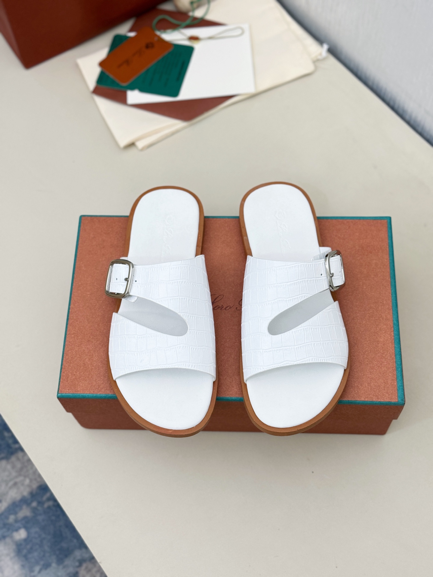 NO:347328,【Loro Piana】 39-44 (45.46 customized) LP Loro Piana* top-quality authentic high-end early spring model purchase original version 1:1 copy. The existing Loro Piana company was founded on April 24, 194. The family operation is the sixth generation, providing high-quality products for customers who value taste and quality requirements. Imported silk calfskin fabric. The inner part is imported A-grade sweat-absorbing and breathable. Pure hand genuine packaging. The original one-to-one mold opening bottom. The love of the rich people in the Middle East loves sandals.,,loro piga,loro piga,cowhide19860909【Loro Piana】 码数39-44(45.46定做 ) LP Loro Piana*顶级正品级高版早春季款购买原版1:1复制 于194月24日一手创立现有的Loro Piana公司.家族经营至今已是第六代,为讲求品味及对质量有要求的顾客提供上等的优质商品 进口丝绸小牛皮面料 内里采用进口A级吸汗透气里  纯手正品包装 原版一比一开模大底 中东土豪们的心头爱凉拖.,,loro piana,loro piana,cowhide,Men's shoes