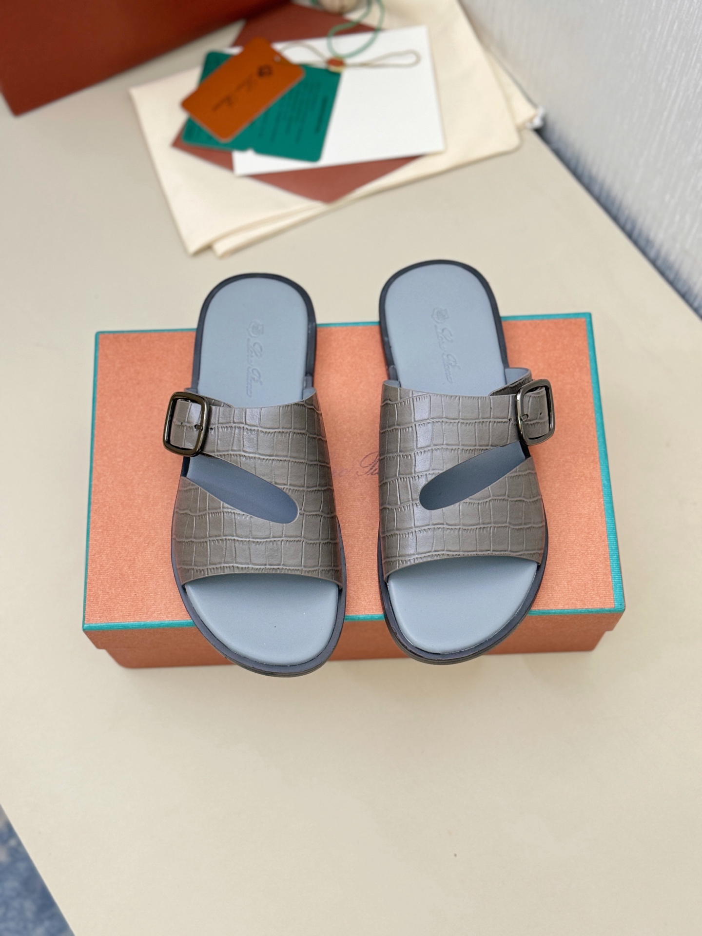 NO:347349,【Loro Piana】 38-44 (45.46 customized) LP Loro Piana* top-quality authentic high-end early spring model purchase original version 1:1 copy. The existing Loro Piana company was founded on April 24, 194. The family business has been the sixth generation, providing top-quality products for customers who value taste and quality requirements. Imported silk calfskin fabric. The inner part is imported A-grade sweat-absorbing and breathable. Pure hand genuine packaging. The original one-to-one mold opening bottom. The love of the rich people in the Middle East, loro pigeon, loro pigeona, cowhide19860909【Loro Piana】 码数38-44(45.46定做 ) LP Loro Piana*顶级正品级高版早春季款购买原版1:1复制 于194月24日一手创立现有的Loro Piana公司.家族经营至今已是第六代,为讲求品味及对质量有要求的顾客提供上等的优质商品 进口丝绸小牛皮面料 内里采用进口A级吸汗透气里  纯手正品包装 原版一比一开模大底 中东土豪们的心头爱凉拖,,loro piana,loro piana,cowhide,Men's shoes