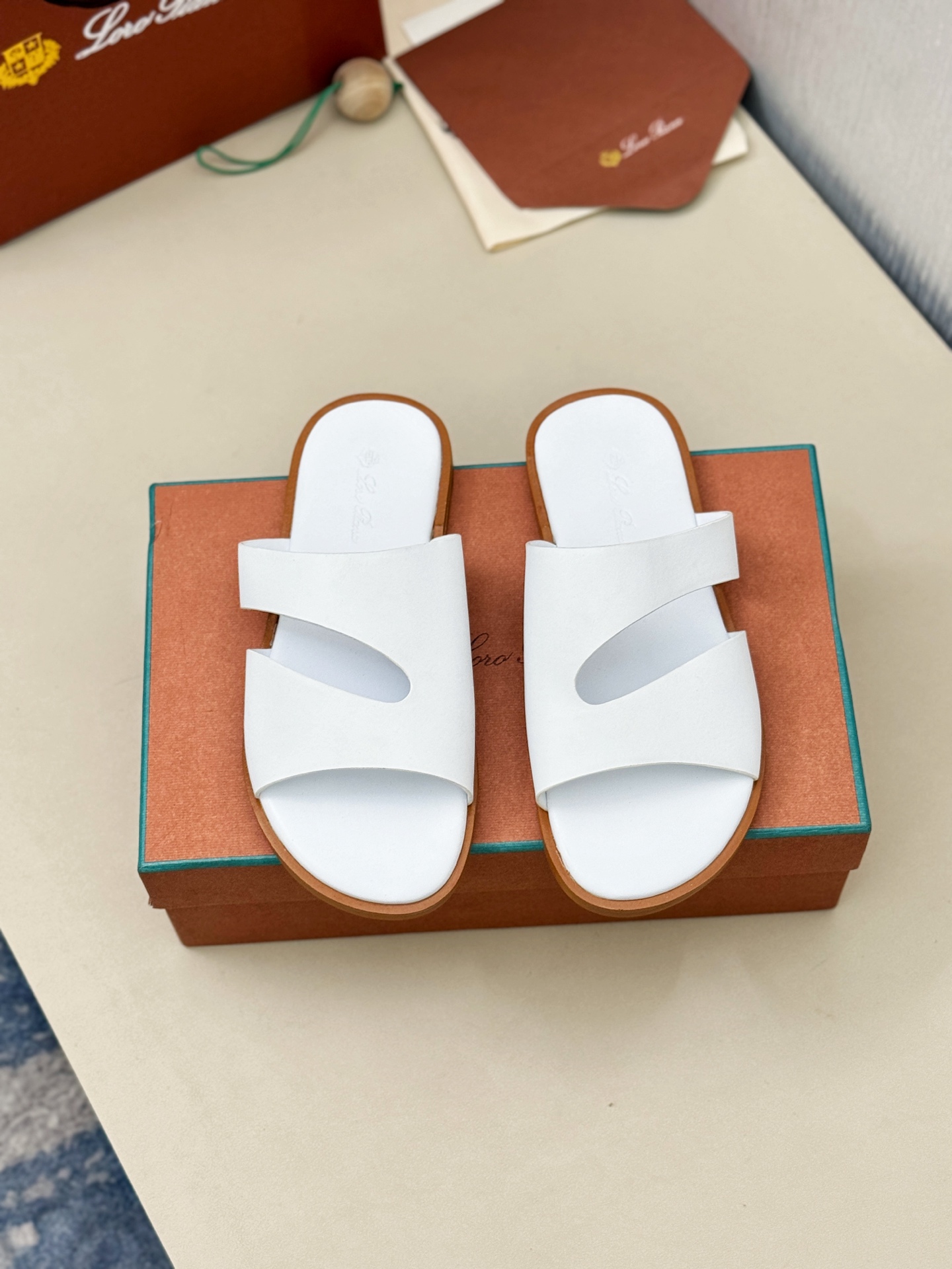 NO:347360,【Loro Piana】 38-44 (45.46 customized) LP Loro Piana* top-quality authentic high-end early spring model purchase original version 1:1 copy. The existing Loro Piana company was founded on April 24, 194. The family business has been the sixth generation, providing top-quality high-quality products for customers who value taste and quality requirements. Imported silk calfskin fabric. The inner part is imported A-grade sweat-absorbing and breathable. Pure hand genuine packaging. The original one-to-one mold opening bottom. The love of the rich people in the Middle East..., loro piga, loro piga, cowhide19860909【Loro Piana】 码数38-44(45.46定做 ) LP Loro Piana*顶级正品级高版早春季款购买原版1:1复制 于194月24日一手创立现有的Loro Piana公司.家族经营至今已是第六代,为讲求品味及对质量有要求的顾客提供上等的优质商品 进口丝绸小牛皮面料 内里采用进口A级吸汗透气里  纯手正品包装 原版一比一开模大底 中东土豪们的心头爱凉拖..,,loro piana,loro piana,cowhide,Men's shoes