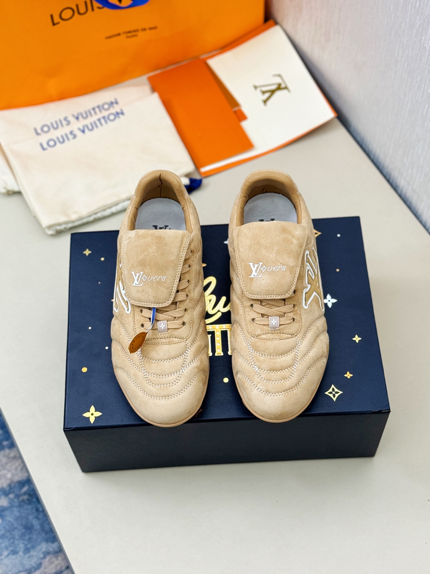 NO:347601,【L Home】Top Couple Model, Size: Women's 35-39 (Female 40.41 Customized) Men's 39-44 (45-46 Customized) Donkey Brand Louis Vuitton 2025 New LV couple's same sneakers, fashionable Lv Football Shoes Series This Footprint Soccer sneakers were unveiled at the 2025 Spring and Summer Fashion Show. It is the first sneaker designed by Pharrell Williams with football shoes inspired by football shoes. The shoes are inspired by football sports across generations and cultures, echoing the theme of unity and participation of the 2025 Spring and Summer Fashion Show. The shoes are known for their smooth design, with dynamic IV Initials logo on the side, and the tongue is decorated with Lvers from the football team. United badges, and the sole of the footprint rubber sole is decorated with a variety of Louis Vuitton logos. Fashionable and casual wear The trendsetter in the fashion industry is made of imported cowhide, full of craftsmanship, louis vuitton, louis vuitton, versace, louis vuitton, sneakers, cowhide19860909【 L家】顶级 情侣款,Size:女35-39（女40.41定做）男款39-44(45-46定做） 驴牌 路易威登 2025年新款LV情侣同款球鞋,穿上就是时髦精 Lv足球鞋系列 这款 Footprint Soccer 运动鞋于2025春夏系列时装展中亮相,是Pharrell Williams 首次以足球鞋为灵感设计的运动鞋.鞋款的灵感来自跨越世代和文化的足球运动 呼应2025春夏系列时装展团结一致、全民参与的主题.鞋款以流丽的设计著称,侧面以富动感的IV Initials标志点缀,鞋舌缀有灵感来自足球队伍的Lvers United徽章,而脚掌纹橡胶鞋底饰有多款路易威登标志. 时髦休闲穿搭 时尚界的弄潮儿 采用进口牛皮制造 工艺满满,,louis vuitton,louis vuitton,louis vuitton,versace,louis vuitton,sneakers,cowhide,Men's shoes