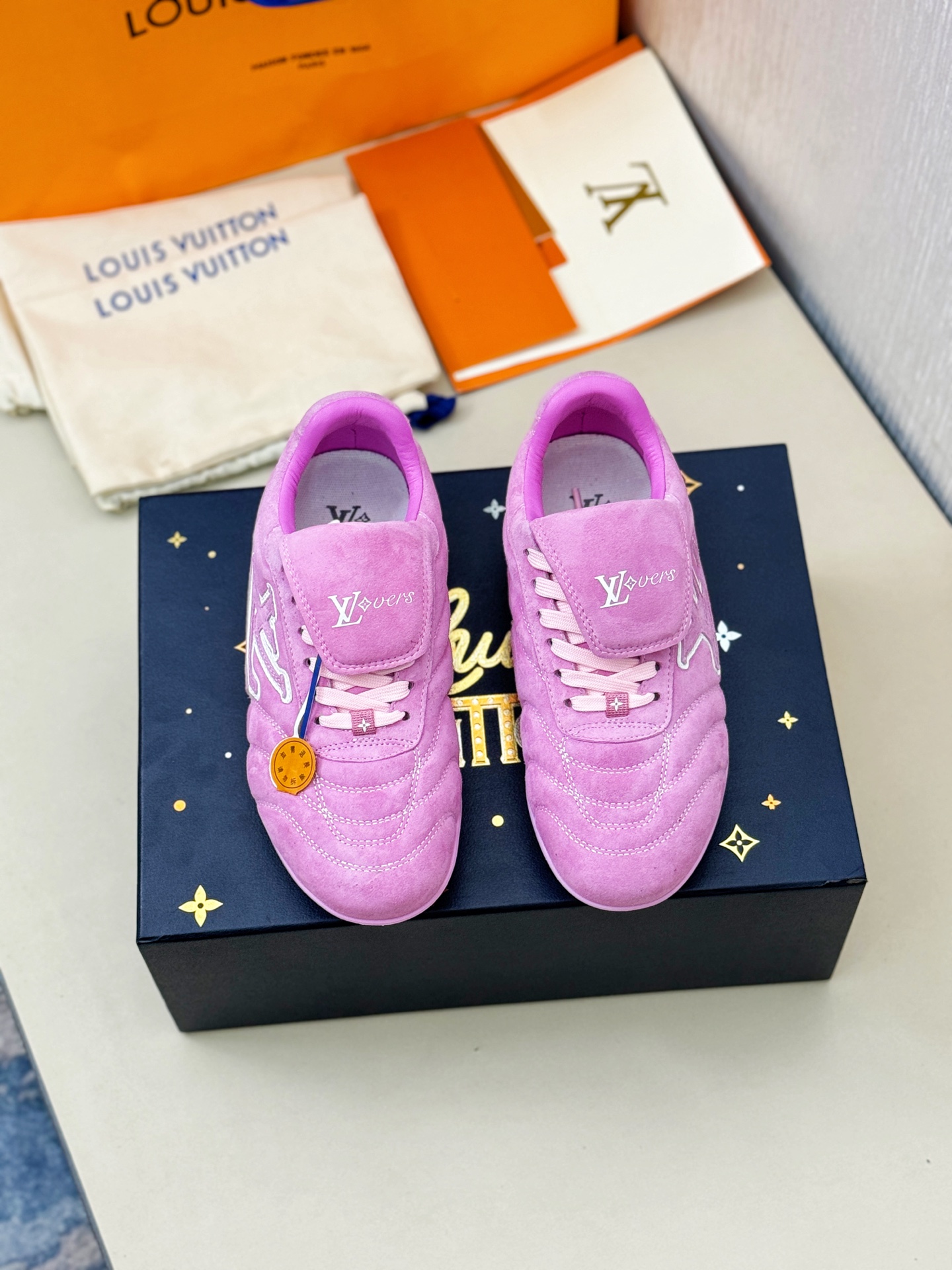 NO:347635,【L Home】Top Size: Women 35-39 (Female 40.41 Customized) Donkey Brand Louis Vuitton 2025 New LV couple sneakers, fashionable Lv football shoes series This Footprint Soccer sneakers were unveiled at the 2025 Spring and Summer Fashion Show. It is the first sneaker designed by Pharrell Williams for football. The shoes are inspired by football sports that spans generations and culture, echoing the theme of unity and participation of the 2025 Spring and Summer Fashion Show. The shoes are known for their smooth design, with dynamic IV Initials logo on the side, and the tongue is embellished with Lvers United badges inspired by the football team, and the sole of the footprint rubber sole is decorated with a variety of Louis Vuitton logos. Fashionable and casual wear The trendsetter in the fashion industry is made of imported cowhide, full of craftsmanship, louis vuitton, louis vuitton, versace, louis vuitton, sneakers, cowhide19860909【 L家】顶级 Size:女35-39（女40.41定做） 驴牌 路易威登 2025年新款LV情侣同款球鞋,穿上就是时髦精 Lv足球鞋系列 这款 Footprint Soccer 运动鞋于2025春夏系列时装展中亮相,是Pharrell Williams 首次以足球鞋为灵感设计的运动鞋.鞋款的灵感来自跨越世代和文化的足球运动 呼应2025春夏系列时装展团结一致、全民参与的主题.鞋款以流丽的设计著称,侧面以富动感的IV Initials标志点缀,鞋舌缀有灵感来自足球队伍的Lvers United徽章,而脚掌纹橡胶鞋底饰有多款路易威登标志. 时髦休闲穿搭 时尚界的弄潮儿 采用进口牛皮制造 工艺满满,,louis vuitton,louis vuitton,louis vuitton,versace,louis vuitton,sneakers,cowhide,Men's shoes