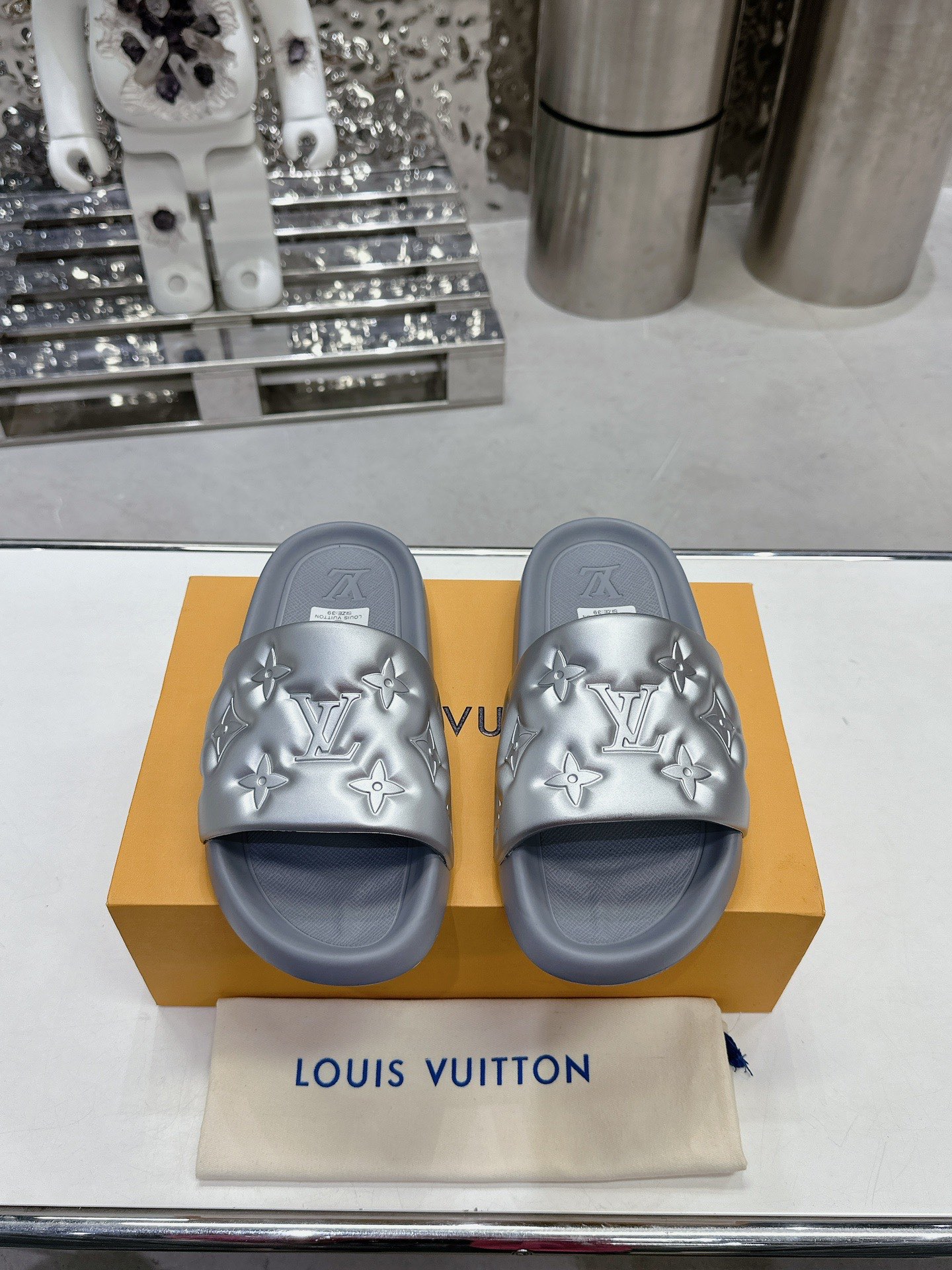 NO:357769,【L Home】Shoe size women's 35-40 men's 38-46 packaging counter top ~ original packaging 5 Louis Vuitton counter new embossed slippers, lvmonogram embossed slippers, Waterfront sandals are renewed and returned, upper buckles are embossed lv's iconic Monogram pattern. Made of waterproof rubber, matched with comfortable and tough insoles. Light and flexible outsoles are imprinted Louis Vuitton logo. Fabric: original molded rubber foam surface, craft embossed embossed logo, original molded rubber foam sole, sole, 3CM thick.,,louis vuitton,louis vuitton,louis vuitton,slippers19860909【L家】 鞋码女款35-40男款38-46包装专柜顶级~原版包装 5路易威登专柜新款浮雕拖鞋,lvmonogram 浮雕拖鞋,Waterfront 凉拖焕新回归,鞋面扣带压印lv标志性的 Monogram 图案.由防水橡胶制成,搭配舒适韧性鞋垫.轻盈灵活的外底压印路易威登标识. 面料:原版开模橡胶发泡面 工艺浮雕压花logo 鞋底原版开模橡胶发泡大底 底厚3CM.,,louis vuitton,louis vuitton,louis vuitton,slippers,Men's shoes