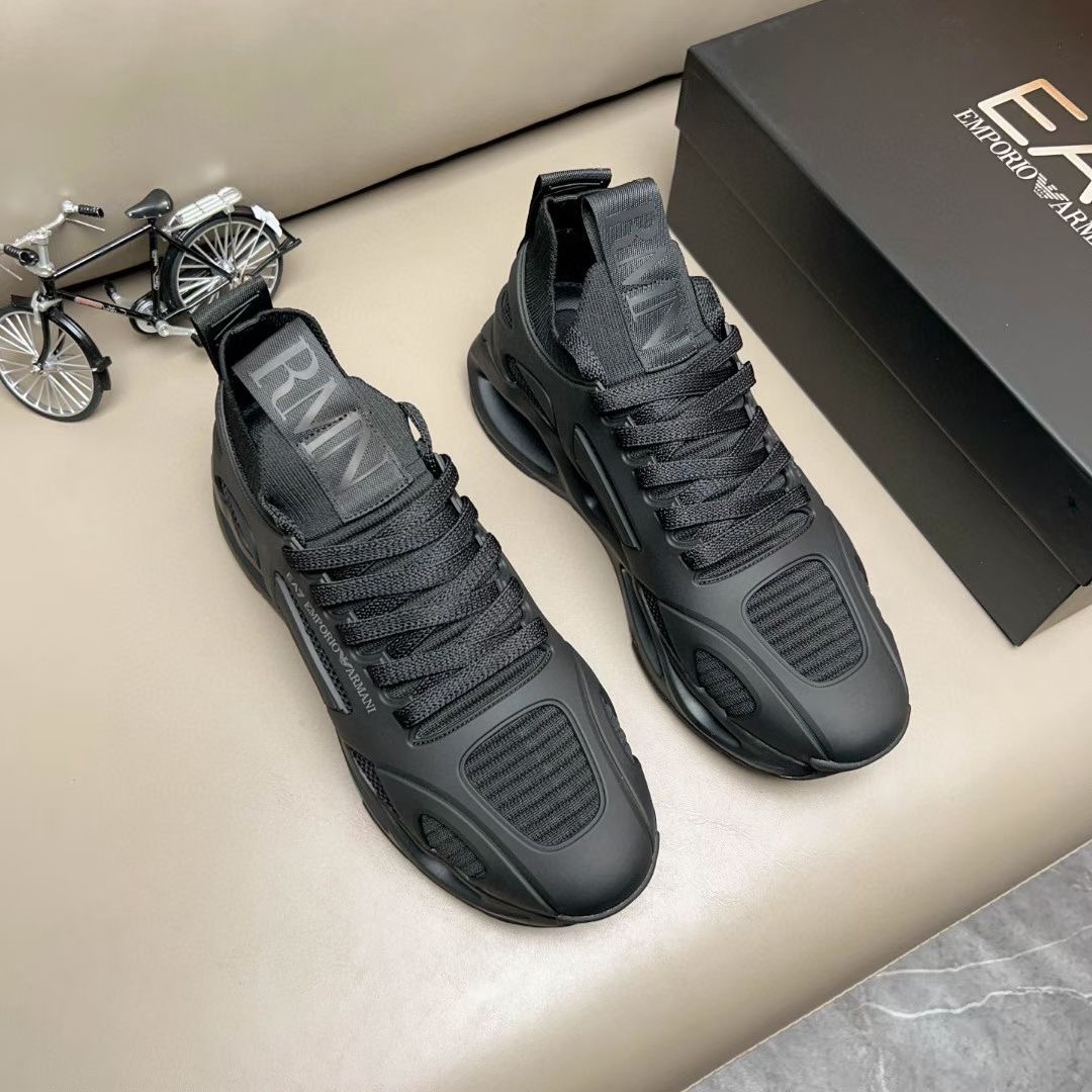 【Armani 】跑量P:280💰 码数：39-44 (45定做 )
2025Armani阿玛尼新款•休闲运动男鞋到货，Kint-and-Leather snakers新秀首发
这款提供原创设计，并与创新面料相结合，利用高科技松紧套穿球鞋设计，活力十足，是悠久织物传承与创新技术巧妙融合的典范，打造富有现代气息的高科技造型，大牌的气势不言而明！上脚舒适大气！ 材料:头层牛皮➕滴胶➕透气网里💪💪高温耐磨私模发泡大底，时尚必备！