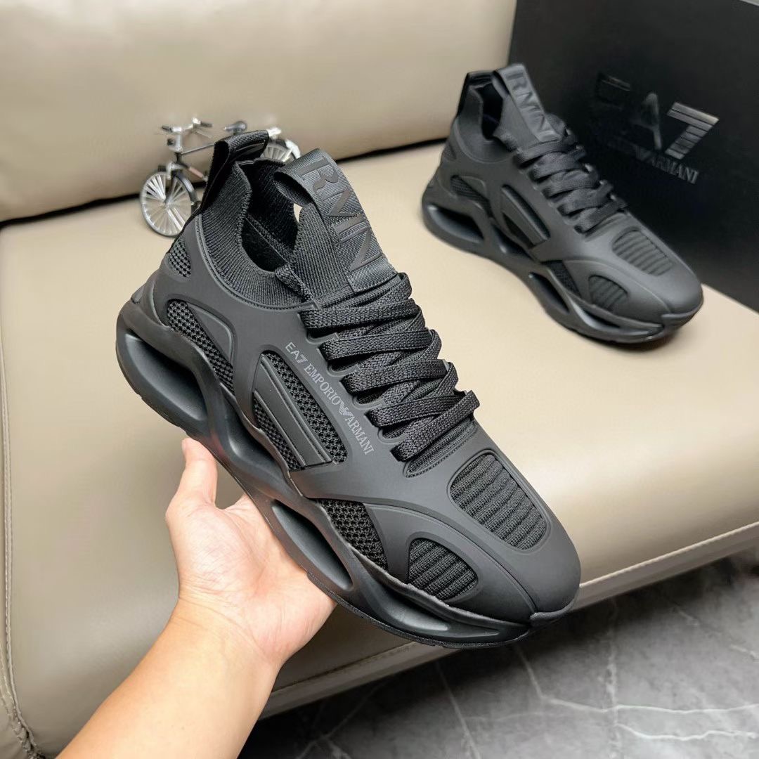 【Armani 】跑量P:280💰 码数：39-44 (45定做 )
2025Armani阿玛尼新款•休闲运动男鞋到货，Kint-and-Leather snakers新秀首发
这款提供原创设计，并与创新面料相结合，利用高科技松紧套穿球鞋设计，活力十足，是悠久织物传承与创新技术巧妙融合的典范，打造富有现代气息的高科技造型，大牌的气势不言而明！上脚舒适大气！ 材料:头层牛皮➕滴胶➕透气网里💪💪高温耐磨私模发泡大底，时尚必备！