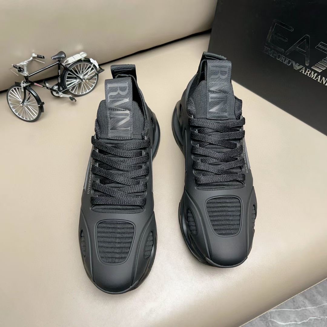 【Armani 】跑量P:280💰 码数：39-44 (45定做 )
2025Armani阿玛尼新款•休闲运动男鞋到货，Kint-and-Leather snakers新秀首发
这款提供原创设计，并与创新面料相结合，利用高科技松紧套穿球鞋设计，活力十足，是悠久织物传承与创新技术巧妙融合的典范，打造富有现代气息的高科技造型，大牌的气势不言而明！上脚舒适大气！ 材料:头层牛皮➕滴胶➕透气网里💪💪高温耐磨私模发泡大底，时尚必备！