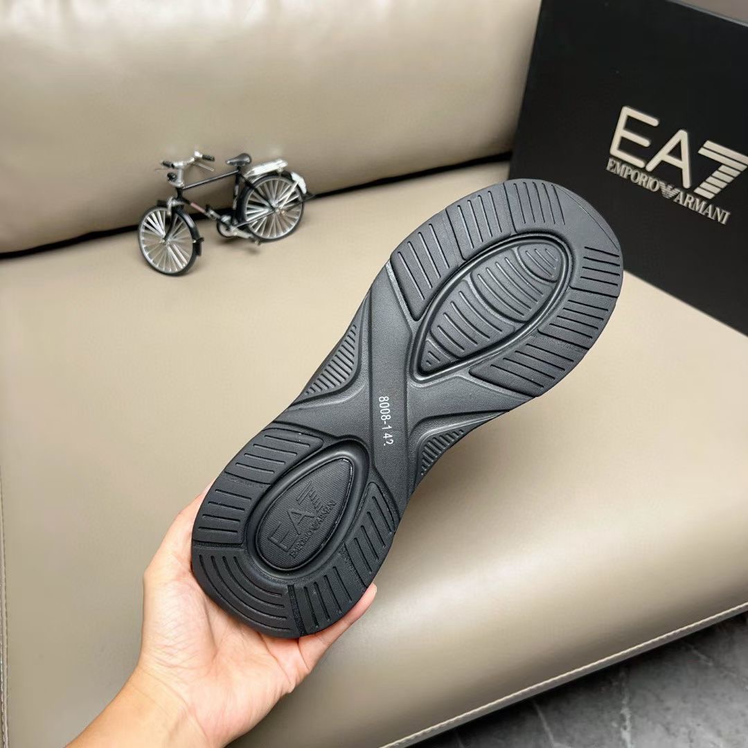 【Armani 】跑量P:280💰 码数：39-44 (45定做 )
2025Armani阿玛尼新款•休闲运动男鞋到货，Kint-and-Leather snakers新秀首发
这款提供原创设计，并与创新面料相结合，利用高科技松紧套穿球鞋设计，活力十足，是悠久织物传承与创新技术巧妙融合的典范，打造富有现代气息的高科技造型，大牌的气势不言而明！上脚舒适大气！ 材料:头层牛皮➕滴胶➕透气网里💪💪高温耐磨私模发泡大底，时尚必备！