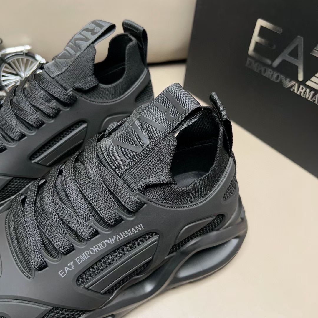 【Armani 】跑量P:280💰 码数：39-44 (45定做 )
2025Armani阿玛尼新款•休闲运动男鞋到货，Kint-and-Leather snakers新秀首发
这款提供原创设计，并与创新面料相结合，利用高科技松紧套穿球鞋设计，活力十足，是悠久织物传承与创新技术巧妙融合的典范，打造富有现代气息的高科技造型，大牌的气势不言而明！上脚舒适大气！ 材料:头层牛皮➕滴胶➕透气网里💪💪高温耐磨私模发泡大底，时尚必备！