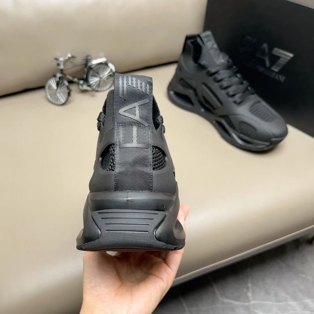 【Armani 】跑量P:280💰 码数：39-44 (45定做 )
2025Armani阿玛尼新款•休闲运动男鞋到货，Kint-and-Leather snakers新秀首发
这款提供原创设计，并与创新面料相结合，利用高科技松紧套穿球鞋设计，活力十足，是悠久织物传承与创新技术巧妙融合的典范，打造富有现代气息的高科技造型，大牌的气势不言而明！上脚舒适大气！ 材料:头层牛皮➕滴胶➕透气网里💪💪高温耐磨私模发泡大底，时尚必备！