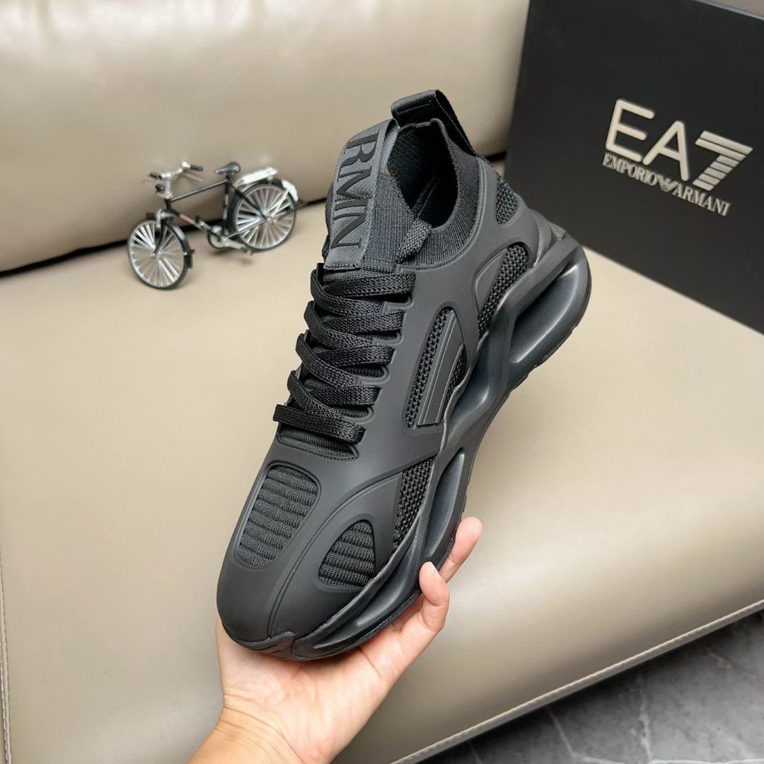 【Armani 】跑量P:280💰 码数：39-44 (45定做 )
2025Armani阿玛尼新款•休闲运动男鞋到货，Kint-and-Leather snakers新秀首发
这款提供原创设计，并与创新面料相结合，利用高科技松紧套穿球鞋设计，活力十足，是悠久织物传承与创新技术巧妙融合的典范，打造富有现代气息的高科技造型，大牌的气势不言而明！上脚舒适大气！ 材料:头层牛皮➕滴胶➕透气网里💪💪高温耐磨私模发泡大底，时尚必备！