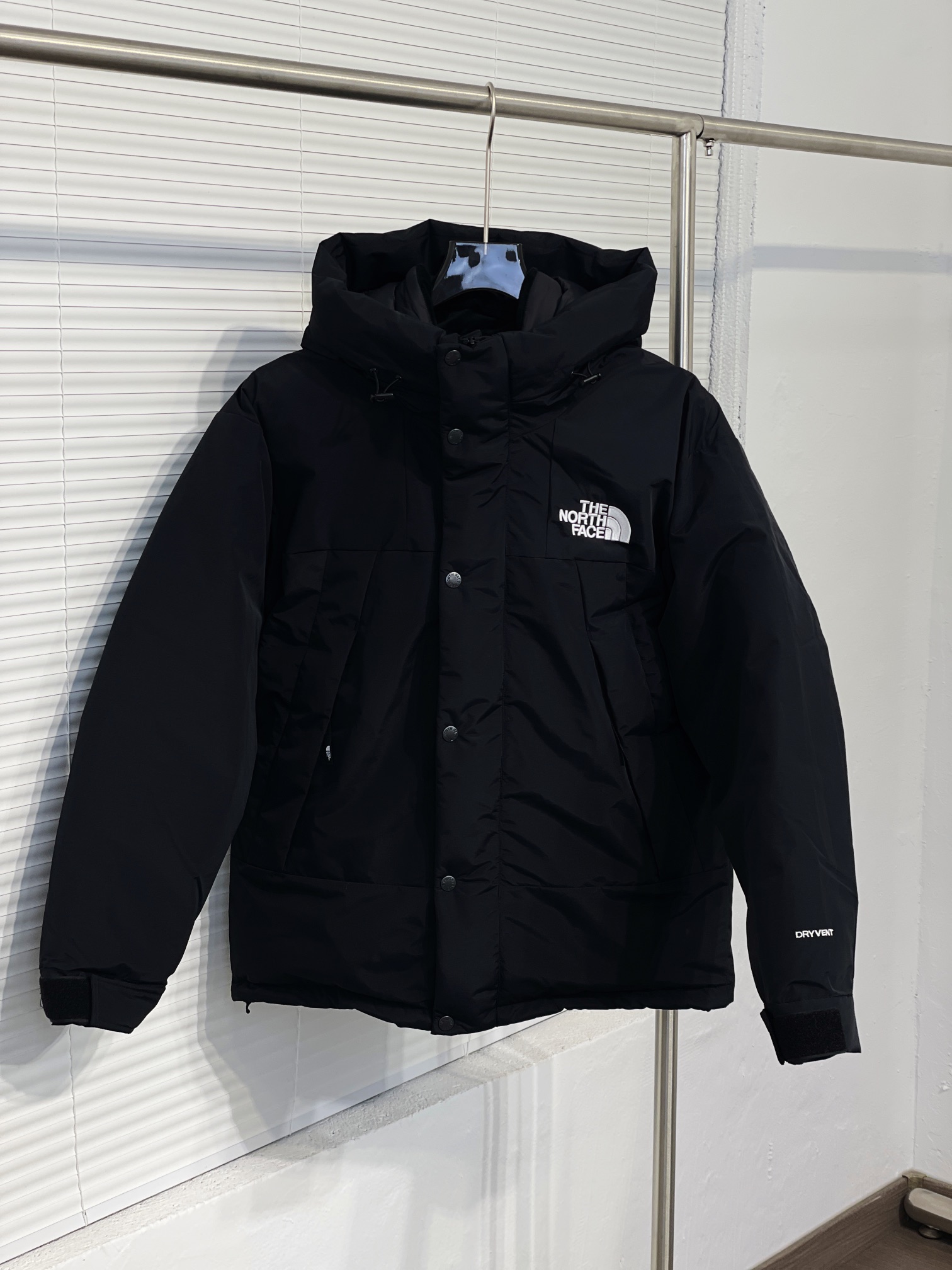 𝗧𝗵𝗲 𝗡𝗼𝗿𝘁𝗵 𝗙𝗮𝗰𝗲 1990羽绒服 Mountain Down Jacket冲锋羽绒服

产品配色：黑色 灰白色 卡其色 裸粉色 炭灰色   芥末绿
产品细节特性：

1、 防水为国际ISO标准90（ISO4）级别达到荷叶水珠滚动效果！

2、 面料：采用2L双层Gore-tex面料，面料表层做超高强度防水，内层覆膜，所以到达三层防水的效果，使成衣具有防水防污透气的出色户外效果。

3、 内里：原厂植绒布，提高贴合度，保暖防寒。区别市面低端版本。 

4、刺绣：进口田岛刺绣机还原ZP。田岛刺绣工整立体，饱满度立体感以及每个字母的神韵特点，一笔一划工工整整立体效果强烈

5、辅料：全衣原厂YKK拉链，可承受10万次拉力磨损，原厂魔术贴。开模定制五金配件，字体清晰立体
 
6、颗纽扣方向全部一致，水洗标二维码与zp一致，可扫！

7、采用国标80%白鸭绒 蓬松保暖
sixe：xs-xxl