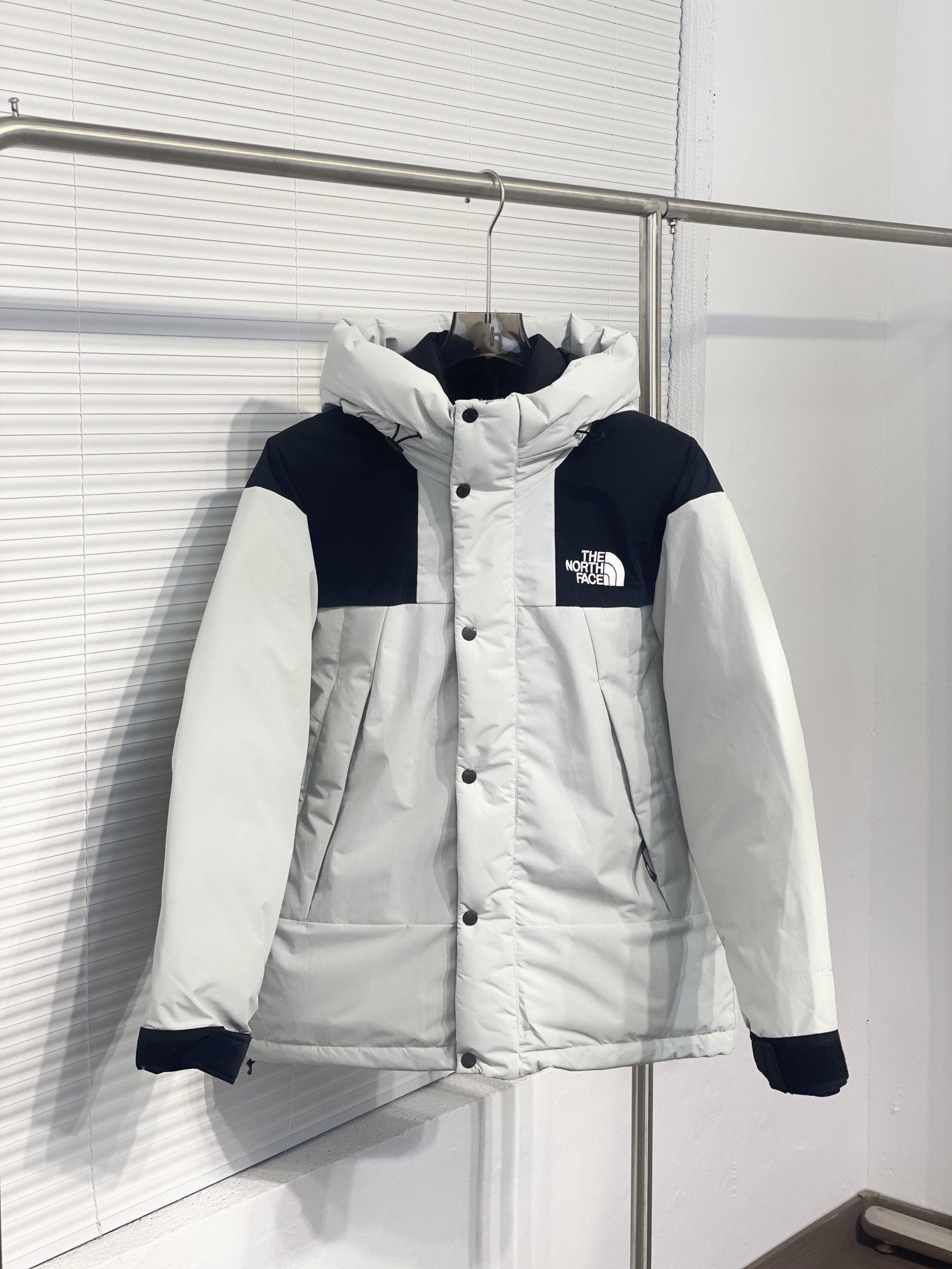 𝗧𝗵𝗲 𝗡𝗼𝗿𝘁𝗵 𝗙𝗮𝗰𝗲 1990羽绒服 Mountain Down Jacket冲锋羽绒服 米白色

产品配色：黑色 米白色 卡其色 裸粉色 炭灰色   芥末绿
产品细节特性：

1、 防水为国际ISO标准90（ISO4）级别达到荷叶水珠滚动效果！

2、 面料：采用2L双层Gore-tex面料，面料表层做超高强度防水，内层覆膜，所以到达三层防水的效果，使成衣具有防水防污透气的出色户外效果。

3、 内里：原厂植绒布，提高贴合度，保暖防寒。区别市面低端版本。 

4、刺绣：进口田岛刺绣机还原ZP。田岛刺绣工整立体，饱满度立体感以及每个字母的神韵特点，一笔一划工工整整立体效果强烈

5、辅料：全衣原厂YKK拉链，可承受10万次拉力磨损，原厂魔术贴。开模定制五金配件，字体清晰立体
 
6、颗纽扣方向全部一致，水洗标二维码与zp一致，可扫！

7、采用国标80%白鸭绒 蓬松保暖
sixe：xs-xxl