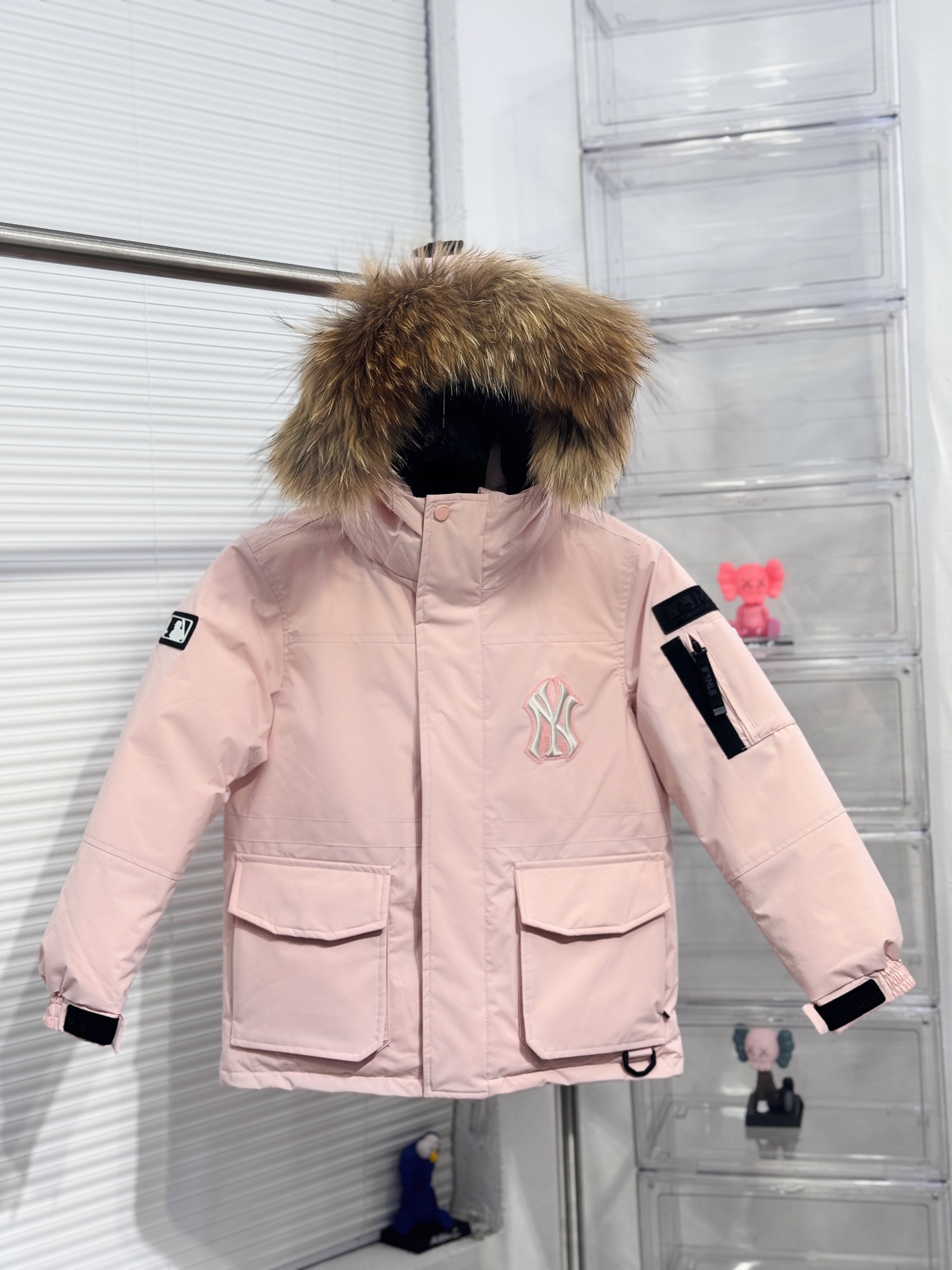 图片[3]-【儿童版出货实拍🎈 MLB洋基队24冬季新品大口袋工装毛领羽绒服® ▪️尺码：110－160 ▪️颜色：藏青 米白 军绿 黑色 粉色 填充物国标90白鸭绒，貉子毛真毛毛领，超级保暖。韩国一众明星拿来当团服的，必定是最好的!这款羽绒服运用了双层防绒内胆设计，防风性能超强，冬天穿会非常保暖!白鸭绒填充，蓬松度高，零下二十几度穿着也没问题~立领连帽设计走在户外把领子拉到最高，双手插进口袋非常暖和了~ 多功能机能风，多口袋工装系列经典款。防风袖口设计，领口带防绒拼接绒布，上身保护脖子不冰凉，穿上去超级暖和！国标90白鸭绒含绒量，平均280克 左右充绒量，蓬松度手感极佳，非常厚实。拉链原版定制拉logo链头，胸前经典刺绣小logo。商标吊牌➕水洗辅料 均按ZP一模一样。-选品中心