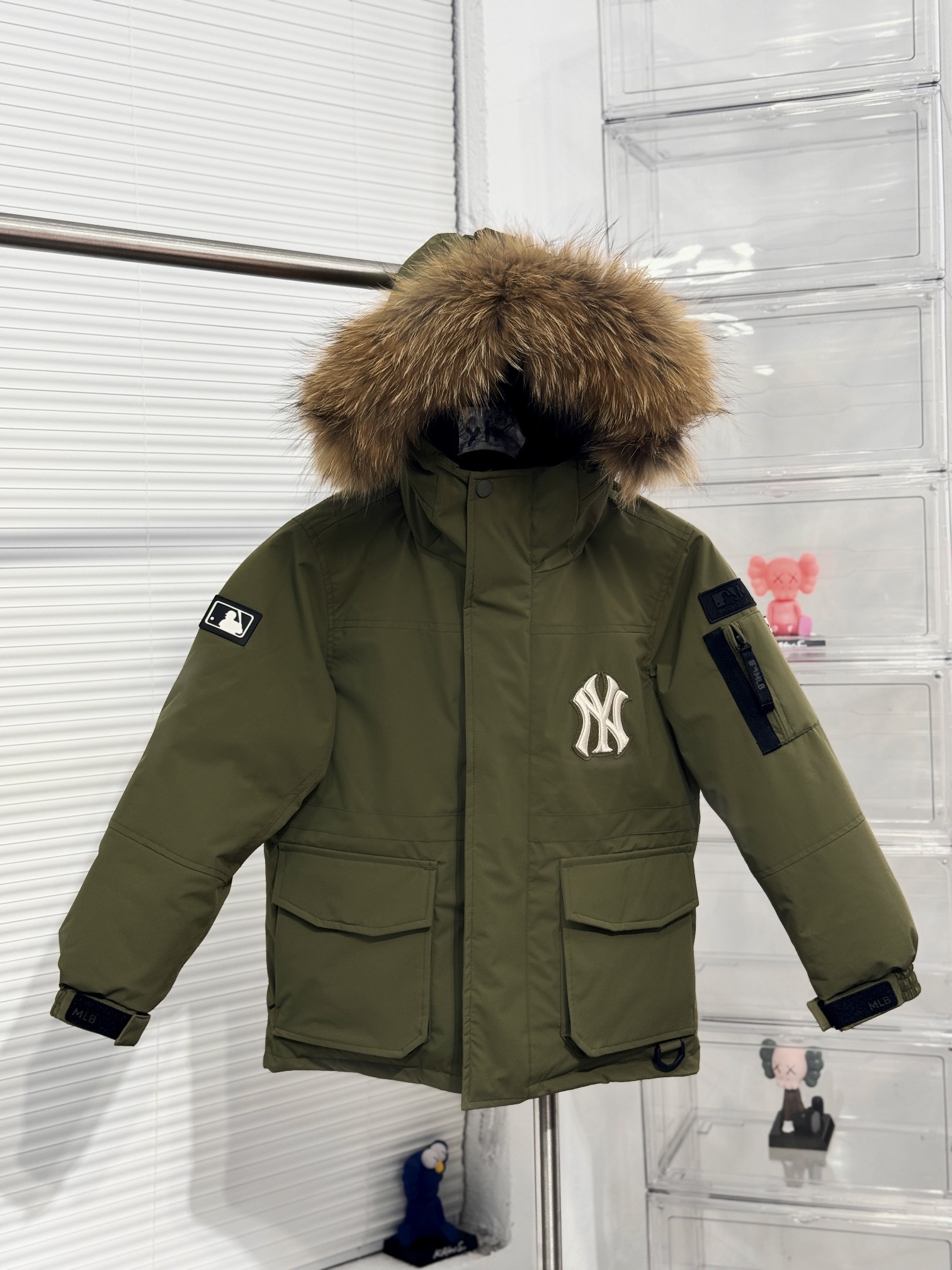 图片[5]-【儿童版出货实拍🎈 MLB洋基队24冬季新品大口袋工装毛领羽绒服® ▪️尺码：110－160 ▪️颜色：藏青 米白 军绿 黑色 粉色 填充物国标90白鸭绒，貉子毛真毛毛领，超级保暖。韩国一众明星拿来当团服的，必定是最好的!这款羽绒服运用了双层防绒内胆设计，防风性能超强，冬天穿会非常保暖!白鸭绒填充，蓬松度高，零下二十几度穿着也没问题~立领连帽设计走在户外把领子拉到最高，双手插进口袋非常暖和了~ 多功能机能风，多口袋工装系列经典款。防风袖口设计，领口带防绒拼接绒布，上身保护脖子不冰凉，穿上去超级暖和！国标90白鸭绒含绒量，平均280克 左右充绒量，蓬松度手感极佳，非常厚实。拉链原版定制拉logo链头，胸前经典刺绣小logo。商标吊牌➕水洗辅料 均按ZP一模一样。-选品中心