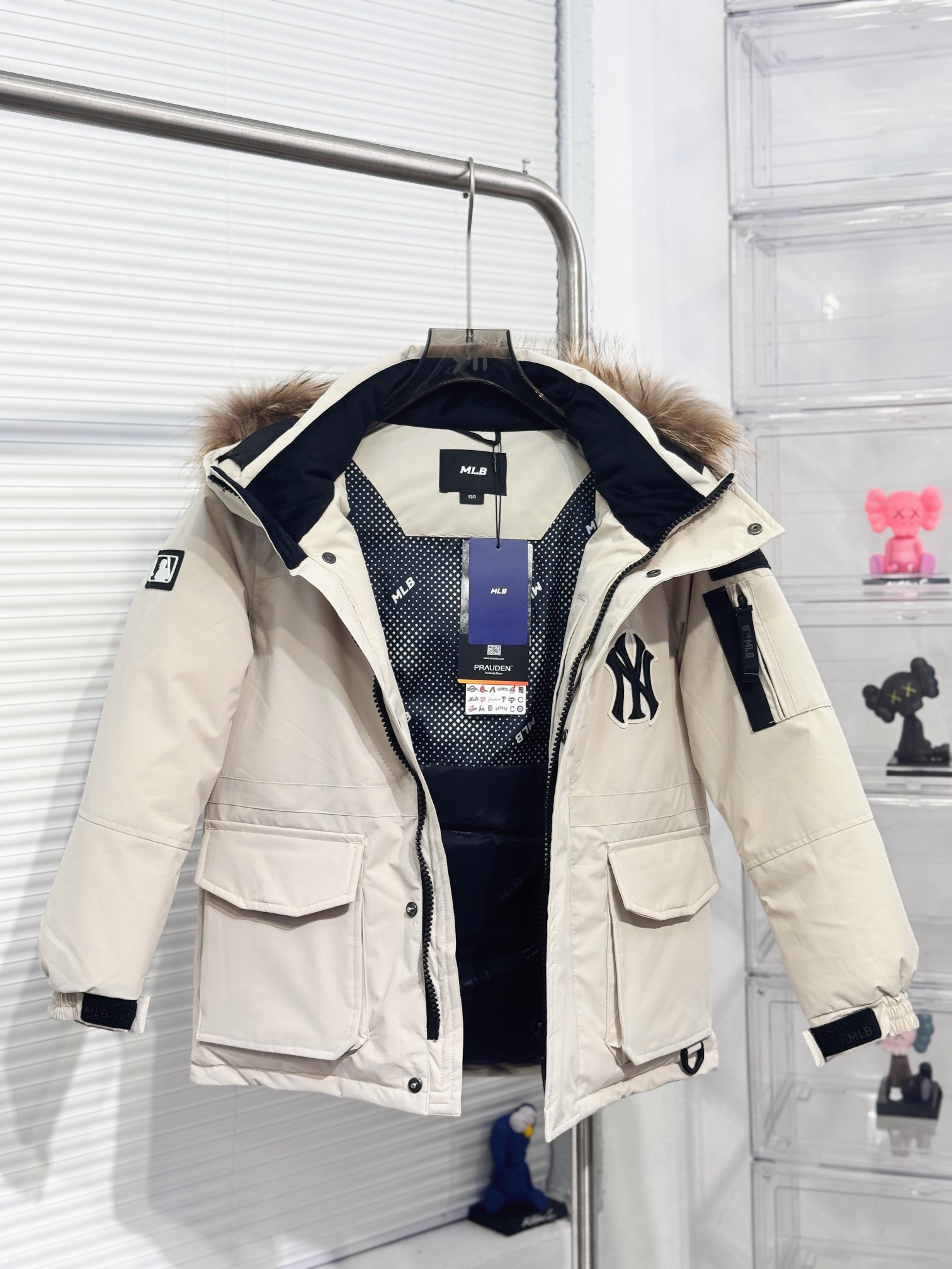 图片[6]-【儿童版出货实拍🎈 MLB洋基队24冬季新品大口袋工装毛领羽绒服® ▪️尺码：110－160 ▪️颜色：藏青 米白 军绿 黑色 粉色 填充物国标90白鸭绒，貉子毛真毛毛领，超级保暖。韩国一众明星拿来当团服的，必定是最好的!这款羽绒服运用了双层防绒内胆设计，防风性能超强，冬天穿会非常保暖!白鸭绒填充，蓬松度高，零下二十几度穿着也没问题~立领连帽设计走在户外把领子拉到最高，双手插进口袋非常暖和了~ 多功能机能风，多口袋工装系列经典款。防风袖口设计，领口带防绒拼接绒布，上身保护脖子不冰凉，穿上去超级暖和！国标90白鸭绒含绒量，平均280克 左右充绒量，蓬松度手感极佳，非常厚实。拉链原版定制拉logo链头，胸前经典刺绣小logo。商标吊牌➕水洗辅料 均按ZP一模一样。-选品中心