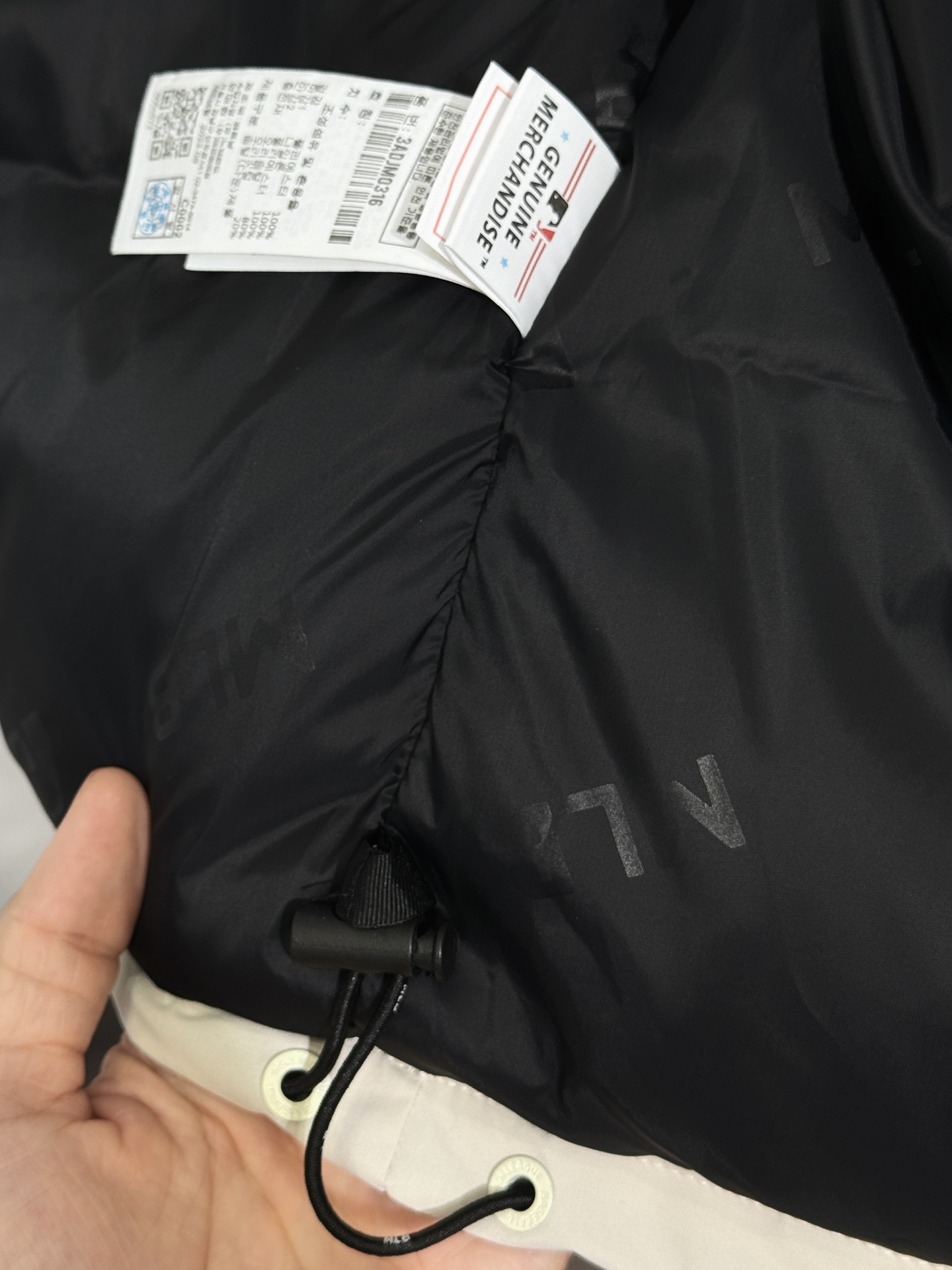 图片[8]-【儿童版出货实拍🎈 MLB洋基队24冬季新品大口袋工装毛领羽绒服® ▪️尺码：110－160 ▪️颜色：藏青 米白 军绿 黑色 粉色 填充物国标90白鸭绒，貉子毛真毛毛领，超级保暖。韩国一众明星拿来当团服的，必定是最好的!这款羽绒服运用了双层防绒内胆设计，防风性能超强，冬天穿会非常保暖!白鸭绒填充，蓬松度高，零下二十几度穿着也没问题~立领连帽设计走在户外把领子拉到最高，双手插进口袋非常暖和了~ 多功能机能风，多口袋工装系列经典款。防风袖口设计，领口带防绒拼接绒布，上身保护脖子不冰凉，穿上去超级暖和！国标90白鸭绒含绒量，平均280克 左右充绒量，蓬松度手感极佳，非常厚实。拉链原版定制拉logo链头，胸前经典刺绣小logo。商标吊牌➕水洗辅料 均按ZP一模一样。-选品中心