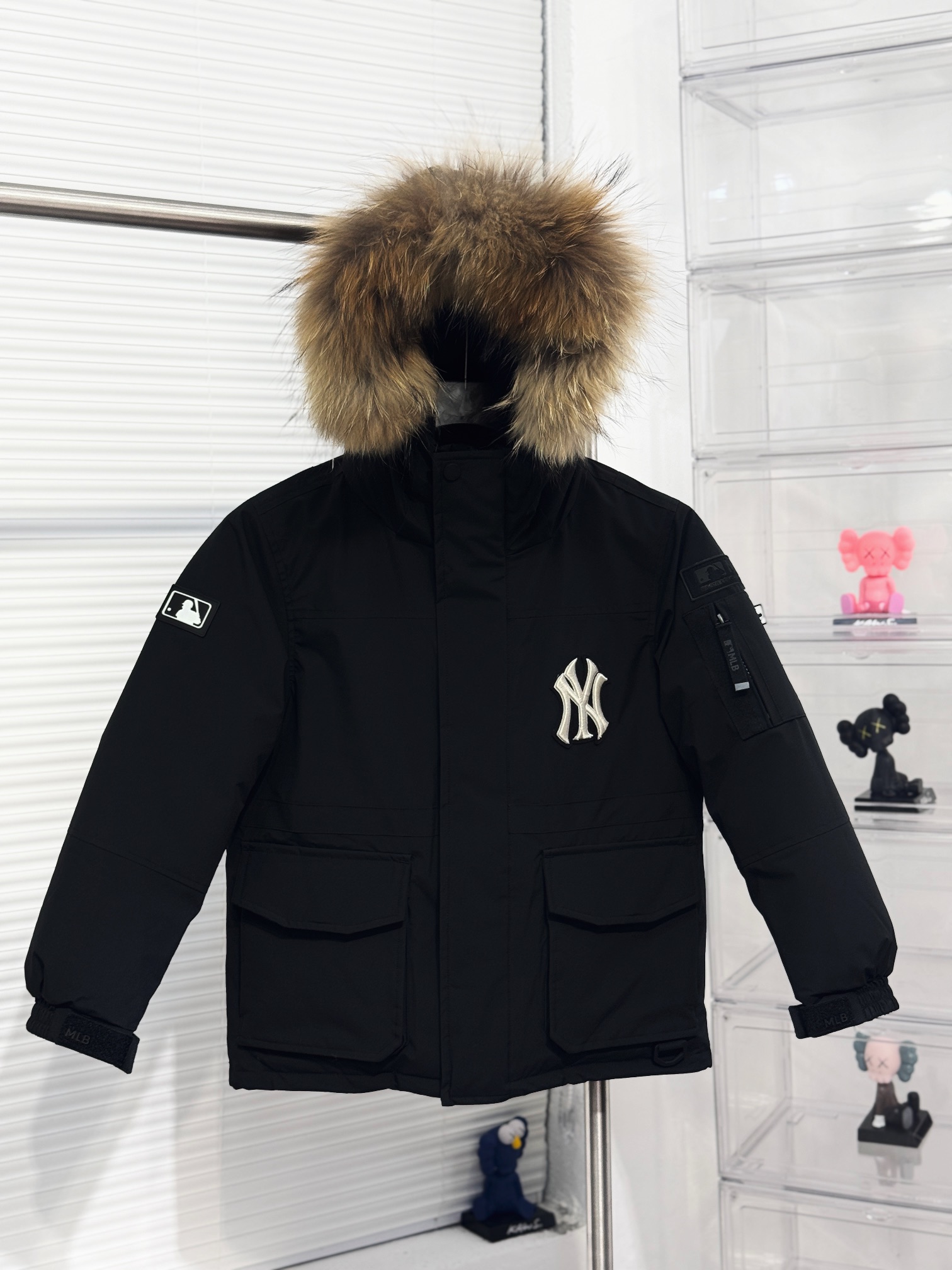 图片[4]-【儿童版出货实拍🎈 MLB洋基队24冬季新品大口袋工装毛领羽绒服® ▪️尺码：110－160 ▪️颜色：藏青 米白 军绿 黑色 粉色 填充物国标90白鸭绒，貉子毛真毛毛领，超级保暖。韩国一众明星拿来当团服的，必定是最好的!这款羽绒服运用了双层防绒内胆设计，防风性能超强，冬天穿会非常保暖!白鸭绒填充，蓬松度高，零下二十几度穿着也没问题~立领连帽设计走在户外把领子拉到最高，双手插进口袋非常暖和了~ 多功能机能风，多口袋工装系列经典款。防风袖口设计，领口带防绒拼接绒布，上身保护脖子不冰凉，穿上去超级暖和！国标90白鸭绒含绒量，平均280克 左右充绒量，蓬松度手感极佳，非常厚实。拉链原版定制拉logo链头，胸前经典刺绣小logo。商标吊牌➕水洗辅料 均按ZP一模一样。-选品中心