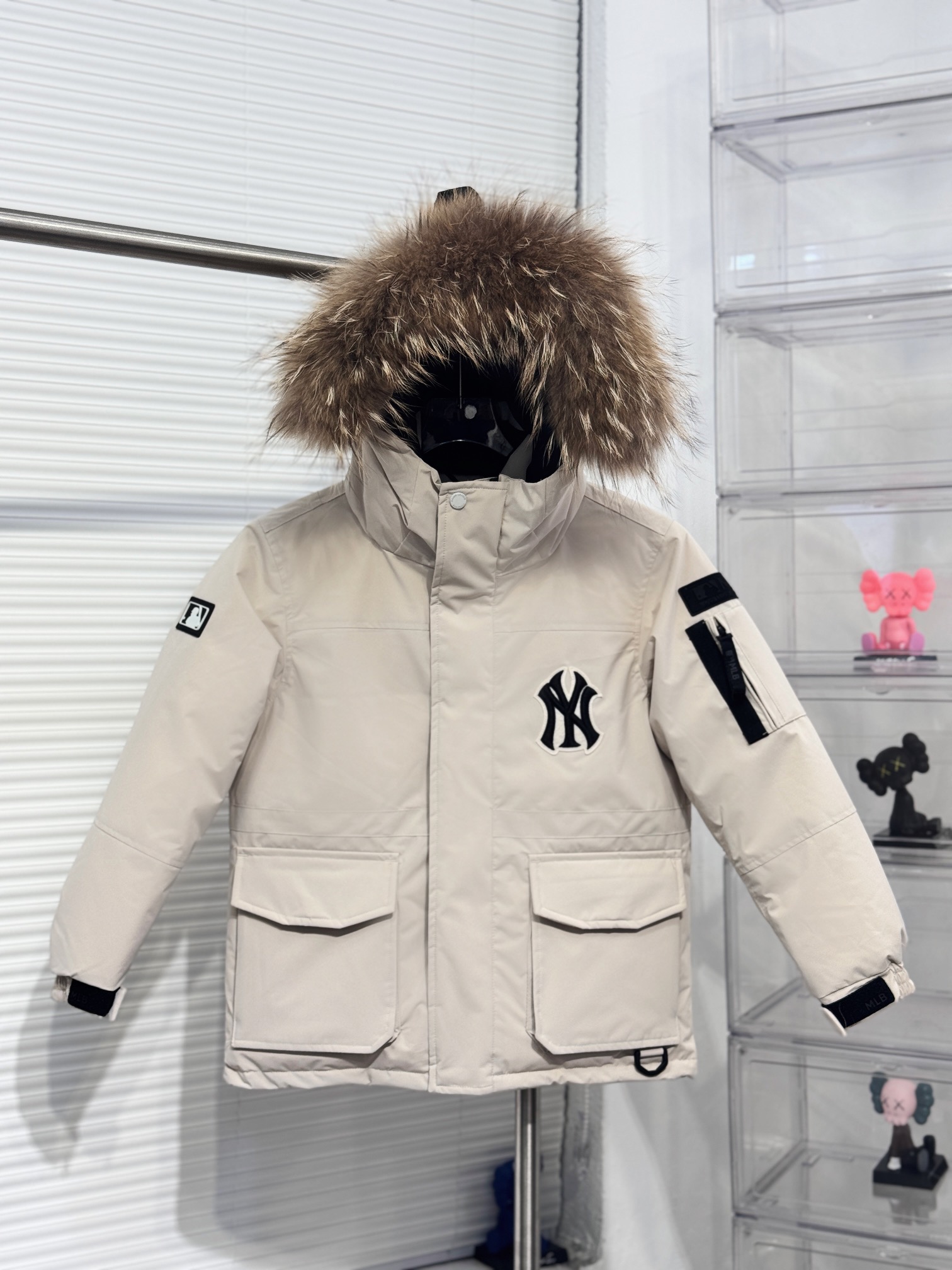 图片[2]-【儿童版出货实拍🎈 MLB洋基队24冬季新品大口袋工装毛领羽绒服® ▪️尺码：110－160 ▪️颜色：藏青 米白 军绿 黑色 粉色 填充物国标90白鸭绒，貉子毛真毛毛领，超级保暖。韩国一众明星拿来当团服的，必定是最好的!这款羽绒服运用了双层防绒内胆设计，防风性能超强，冬天穿会非常保暖!白鸭绒填充，蓬松度高，零下二十几度穿着也没问题~立领连帽设计走在户外把领子拉到最高，双手插进口袋非常暖和了~ 多功能机能风，多口袋工装系列经典款。防风袖口设计，领口带防绒拼接绒布，上身保护脖子不冰凉，穿上去超级暖和！国标90白鸭绒含绒量，平均280克 左右充绒量，蓬松度手感极佳，非常厚实。拉链原版定制拉logo链头，胸前经典刺绣小logo。商标吊牌➕水洗辅料 均按ZP一模一样。-选品中心