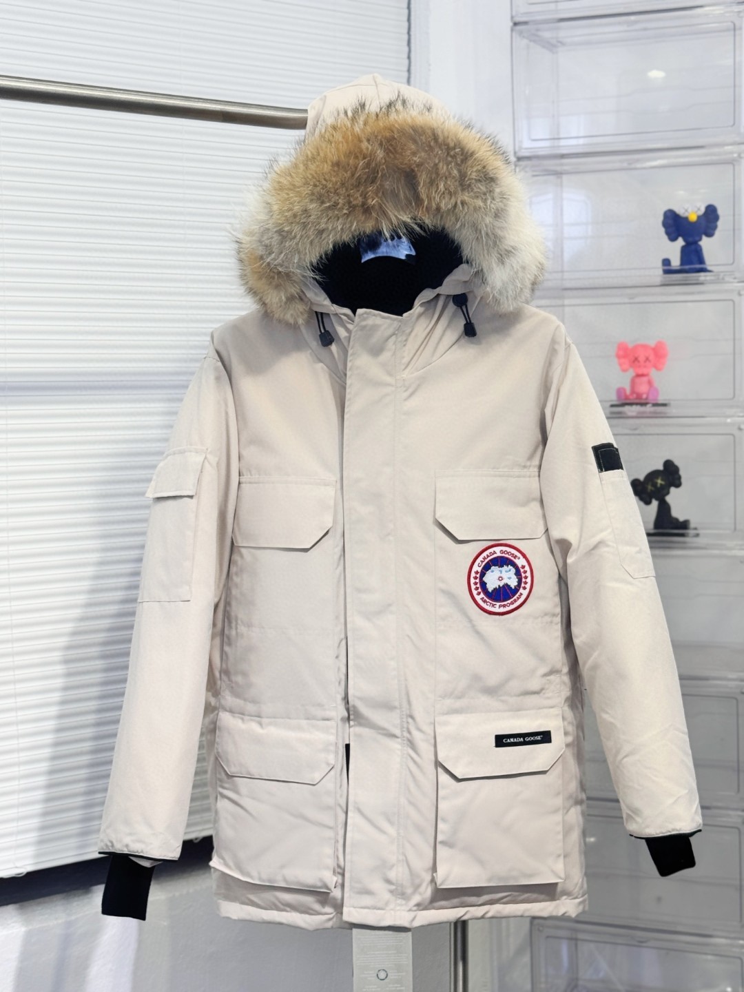 顶级版本 
 实拍 【顶级狼毛 掌柜推荐】

Canada Goose/加拿大鹅 19Fw Expedition 4660LA 08羽绒服- 面料采用Feather-Light 10D防水涂层面料，由84.5的聚酯纤维和15.5的棉制成，表面经过杜邦公司生产的Teflon特殊防护涂层处理后可防风防溅水，并且使得该服装具有了防污染和持久保新的功能，毛领采用进口郊狼毛，青狼品种，厚实豪华，蓬松度高，毛色青亮，原厂Yoshida Kogyo Kabushikigaisha拉链，顶级锌合金电镀最高规格拉链，采用日本精确工艺，原料和管理方法，每条拉链可以经受住10万次+的开合，Ask Anyne Shoknows全息激光防伪标，小熊脸部带有表情，主标双线9针锁式绞合刺绣，电子数字自动绣花，枫叶棱角分明，一体式无缝袖口，原版一致13cm官方长度，封口处全部打枣处理，内胆全部拷边，拷边就是把内胆全部针车一遍，一方面是为了不跑绒，另外方面可以保持衣服的硬挺感，不加任何多余修饰随意卖 Size：XS-XXL 下单报身高体重 谢谢
身高155-160     体重80-90   穿XS
身高160-165     体重90-100  穿S
身高165-170     体重100-120 穿M
身高170-175     体重120-140 穿L
身高175-180     体重140-170 穿XL
身高180CM 以上  体重170-200 穿2XL