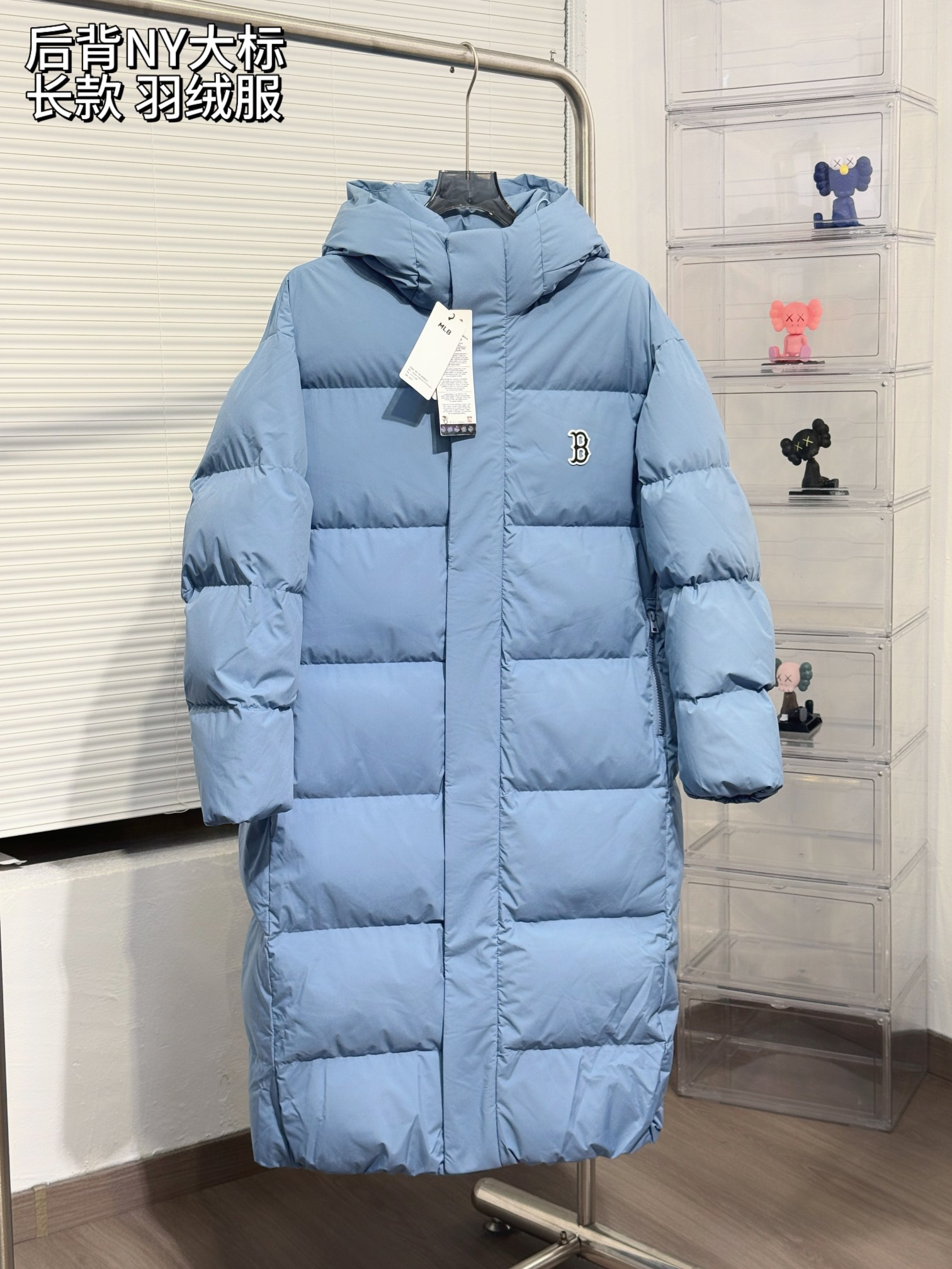 【爆款出货!顶级特价!】实拍🎈 【顶级版本】MLB/NY专柜同步情侣长款连帽后背NY大标羽绒服 24冬季新品NY洋基队【后背大标镂空】长款连帽羽绒服 MLB专柜男女情侣同款长款羽绒服带有港风的外套款 独特的纯色系展现出超强的气场让衣服整体看起来非常高端大气:男女都可驾驭:衣服胸前醒目Iogo都是原厂定制立体logo!高端大气上档次!简约休闲外搭时尚单品舒适有型落落大方带给你穿着体验绝对是超级舒适的!又不失潮流个性!穿着上身舒适保暖,让你轻松帅气出街不再困难.这款羽绒服运用了双层防绒内胆设计,防风性能超强,冬天穿会非常保暖!白鸭绒填充,蓬松度高,零下十几度穿着也没问题~帽子是连在一起的,不可以拆卸!立领连帽设计走在户外把领子拉到最高,双手插进口袋非常暖和了!过膝中长款,上身炒鸡显高显瘦,所有身材都可以轻松驾驭!款式经 典不过时,保暖又实穿,还炒鸡百搭! 强烈推荐!强烈推荐!强烈推荐!🔥🔥🔥 颜色:黑色 白色 蓝色
