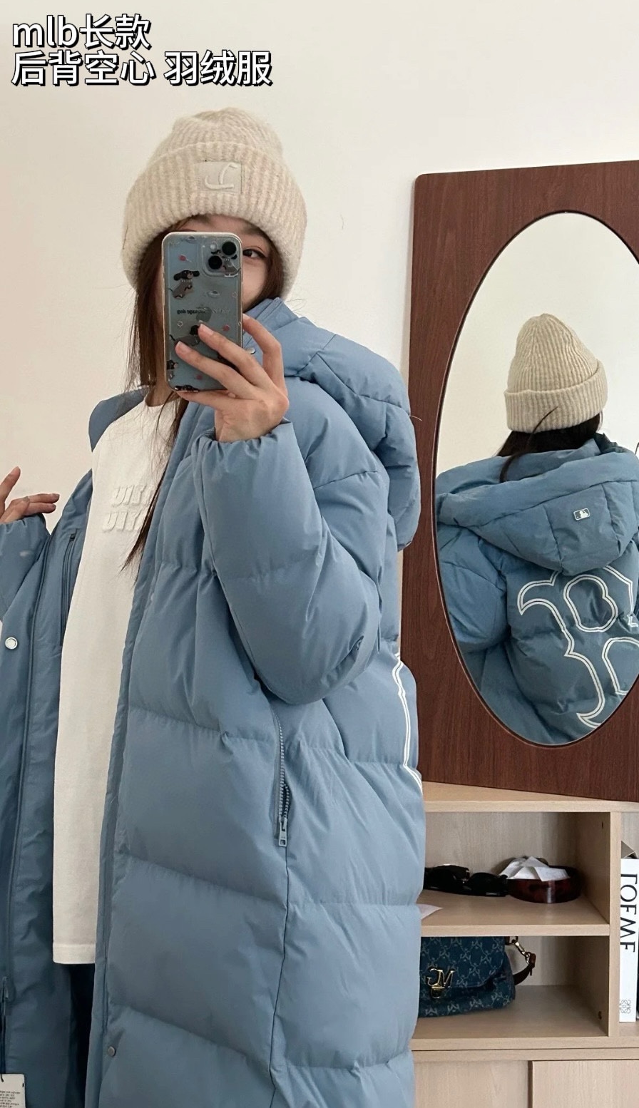 【爆款出货!顶级特价!】 【顶级版本】MLB/NY专柜同步情侣长款连帽后背NY大标羽绒服 24冬季新品NY洋基队【后背大标镂空】长款连帽羽绒服 MLB专柜男女情侣同款长款羽绒服带有港风的外套款 独特的纯色系展现出超强的气场让衣服整体看起来非常高端大气:男女都可驾驭:衣服胸前醒目Iogo都是原厂定制立体logo!高端大气上档次!简约休闲外搭时尚单品舒适有型落落大方带给你穿着体验绝对是超级舒适的!又不失潮流个性!穿着上身舒适保暖,让你轻松帅气出街不再困难.这款羽绒服运用了双层防绒内胆设计,防风性能超强,冬天穿会非常保暖!白鸭绒填充,蓬松度高,零下十几度穿着也没问题~帽子是连在一起的,不可以拆卸!立领连帽设计走在户外把领子拉到最高,双手插进口袋非常暖和了!过膝中长款,上身炒鸡显高显瘦,所有身材都可以轻松驾驭!款式经 典不过时,保暖又实穿,还炒鸡百搭! 强烈推荐!强烈推荐!强烈推荐!🔥🔥🔥 颜色:黑色 白色 蓝色