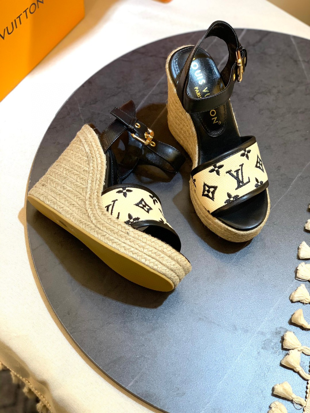 NO:231748,The latest model, wedge height 11cm, purchasing grade————A very popular lv new style and new color system, electric embroidery craftsmanship, exquisite, fine————Original unwrapped 1/1 copy ★Small foot makes the feet look small, very comfortable, slim and white, original electric embroidery on the upper, retro beauty ★Inner sheepskin ★Original outsole ★Original mold opening, outsole, anti-slip ★Size 35-42, sandals, louis vuitton, sandals, sheepskin19860909最新款 坡跟跟高11cm 代购级————很爆的一款 lv新款新色系 电绣工艺 精美 精细 ————原版解拆 1/1复制 ★上脚超显脚小 非常舒适 显瘦又显白 鞋面原版电绣 复古美 ★内里 羊皮 ★原版大底 ★原版开模 大底 防滑 ★码数35-42,凉鞋,louis vuitton,sandals,sheepskin,Women's Shoes