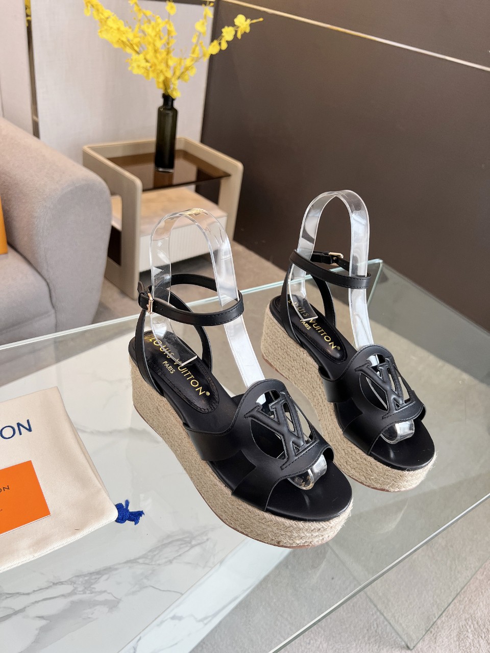 NO:231736,The latest model, wedge height 6.5, purchasing grade, a very popular lv2025 new style, new color system, electric embroidery craftsmanship, exquisite, fine, ———Original unwrapped 1/1 copy ★Small foot makes the feet look small, very comfortable, slim and white, original electric embroidery on the upper, retro beauty ★Inner sheepskin ★Original outsole ★Original mold opening, outsole, anti-slip size 35/42, sandals, louis vuitton, sandals, sheepskin19860909最新款 坡跟跟高6.5 代购级————很爆的一款 lv2025新款新色系 电绣工艺 精美 精细 ————原版解拆 1/1复制 ★上脚超显脚小 非常舒适 显瘦又显白 鞋面原版电绣 复古美 ★内里 羊皮 ★原版大底 ★原版开模 大底 防滑 码数35/42,凉鞋,louis vuitton,sandals,sheepskin,Women's Shoes