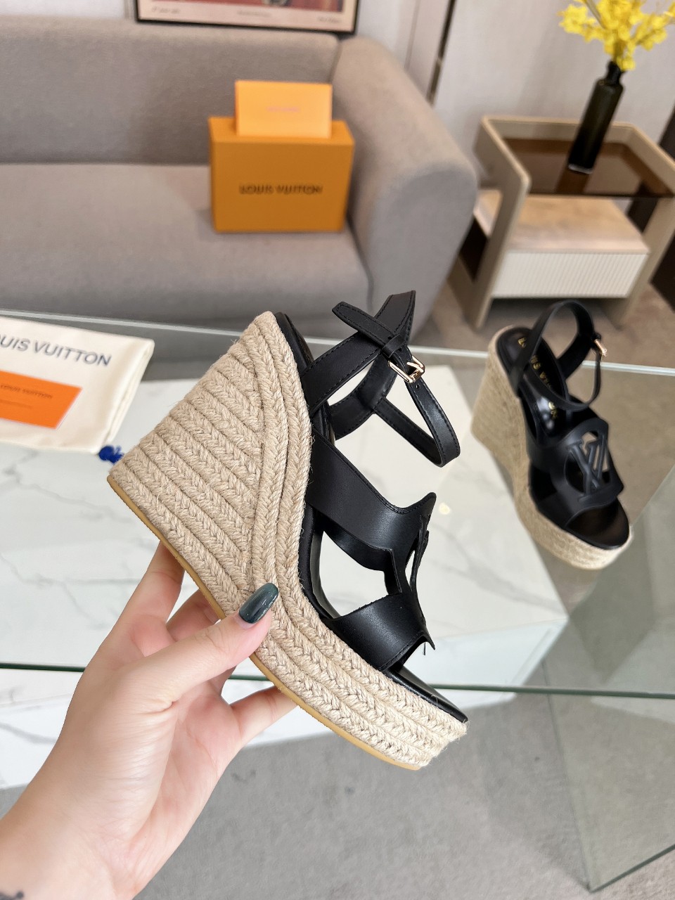 NO:231742,The latest model, wedge height 11cm, purchasing grade————A very popular lv2025 new style and new color system, electric embroidery craftsmanship, exquisite, fine————Original unwrapped 1/1 copy ★Small foot makes the feet look small, very comfortable, slim and white, original electric embroidery on the upper, retro beauty ★Inner sheepskin ★Original outsole ★Original mold opening, outsole, anti-slip size 35/42, sandals, louis vuitton, sandals, sheepskin19860909最新款 坡跟跟高11cm 代购级————很爆的一款 lv2025新款新色系 电绣工艺 精美 精细 ————原版解拆 1/1复制 ★上脚超显脚小 非常舒适 显瘦又显白 鞋面原版电绣 复古美 ★内里 羊皮 ★原版大底 ★原版开模 大底 防滑 码数35/42,凉鞋,louis vuitton,sandals,sheepskin,Women's Shoes