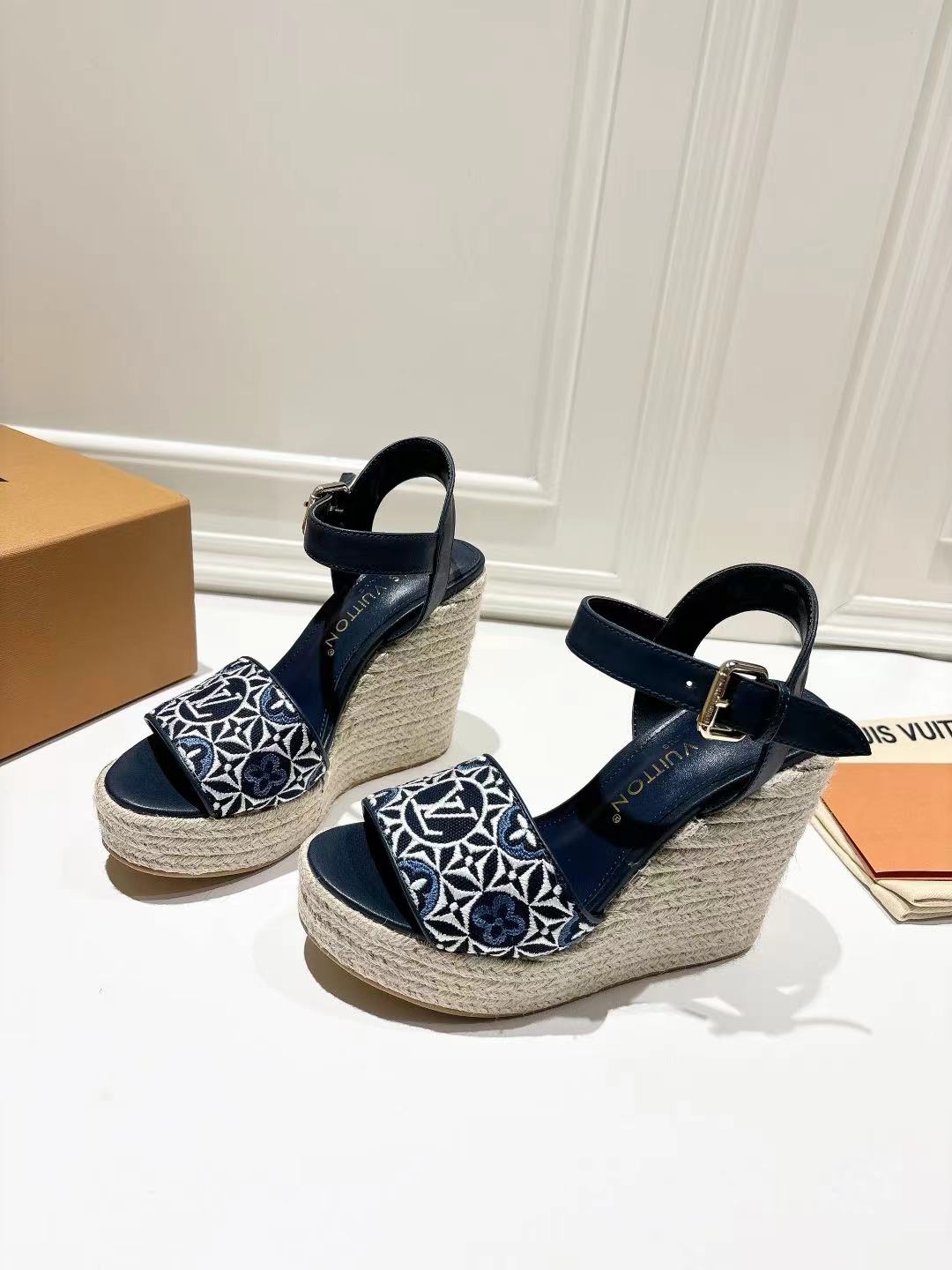 NO:408211,The latest VUITTON LOUI .大家中国 ★Top version ★Original development Exclusive model opening ★Size 35/42, sandals, louis vuitton, sandals19860909最新款VUITTON LOUI .馿家系列￣ ★顶级版本  ★原版开发 独家开模 ★码数35/42,凉鞋,louis vuitton,sandals,Women's Shoes