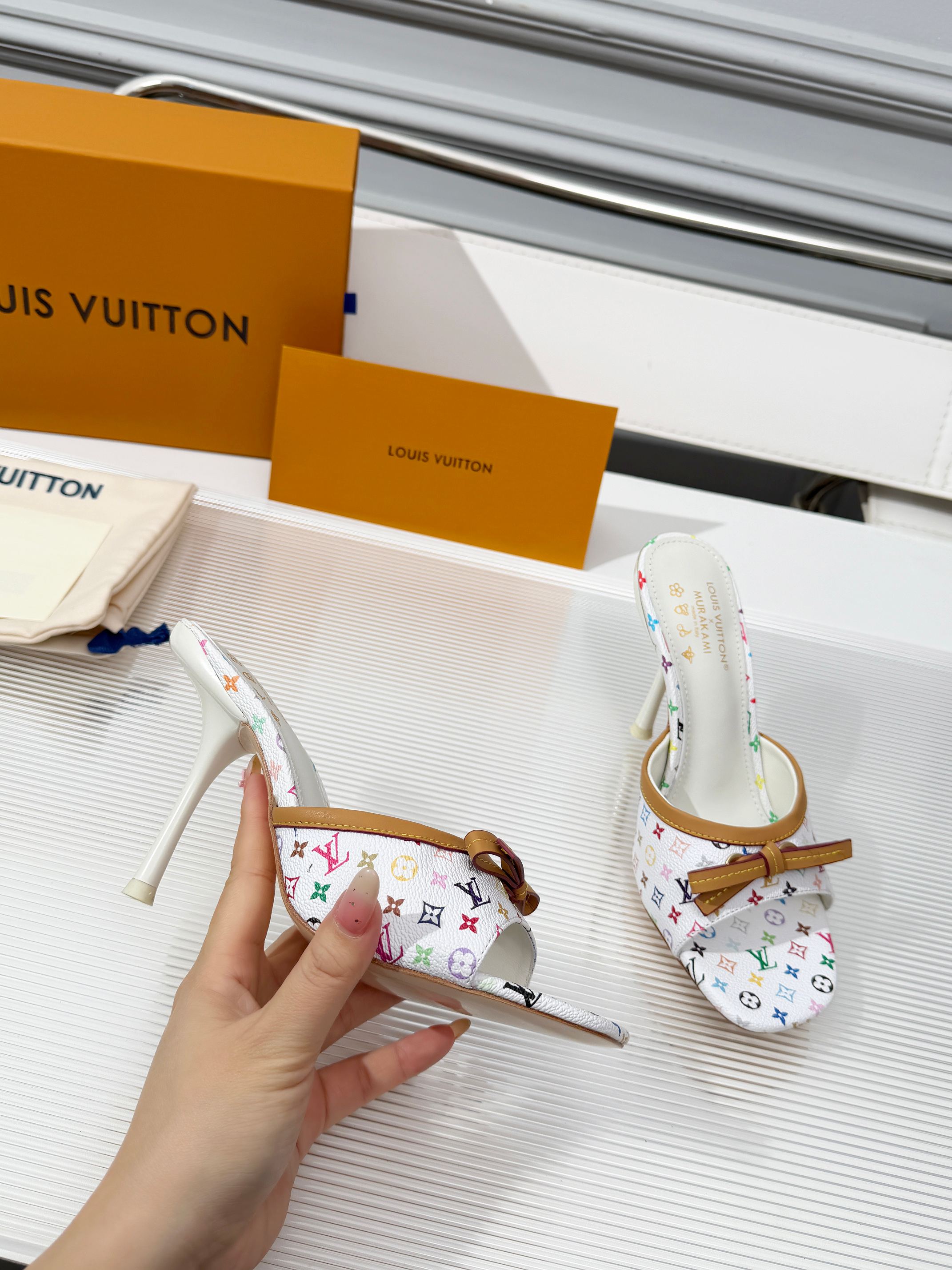 NO:747488,Genuine leather sole Rubber sole 2026 spring VUITTON LOUI .鿣家￣￣￣￣￣ ★Top version ★Original development Exclusive mold opening ★Size 35/42 Heel height 9.5, slippers, louis vuitton, slippers19860909真皮底 橡胶底 2026春款VUITTON LOUI .馿家￣￣￣￣￣ ★顶级版本  ★原版开发 独家开模 ★码数35/42 跟高9.5,拖鞋,louis vuitton,slippers,Women's Shoes