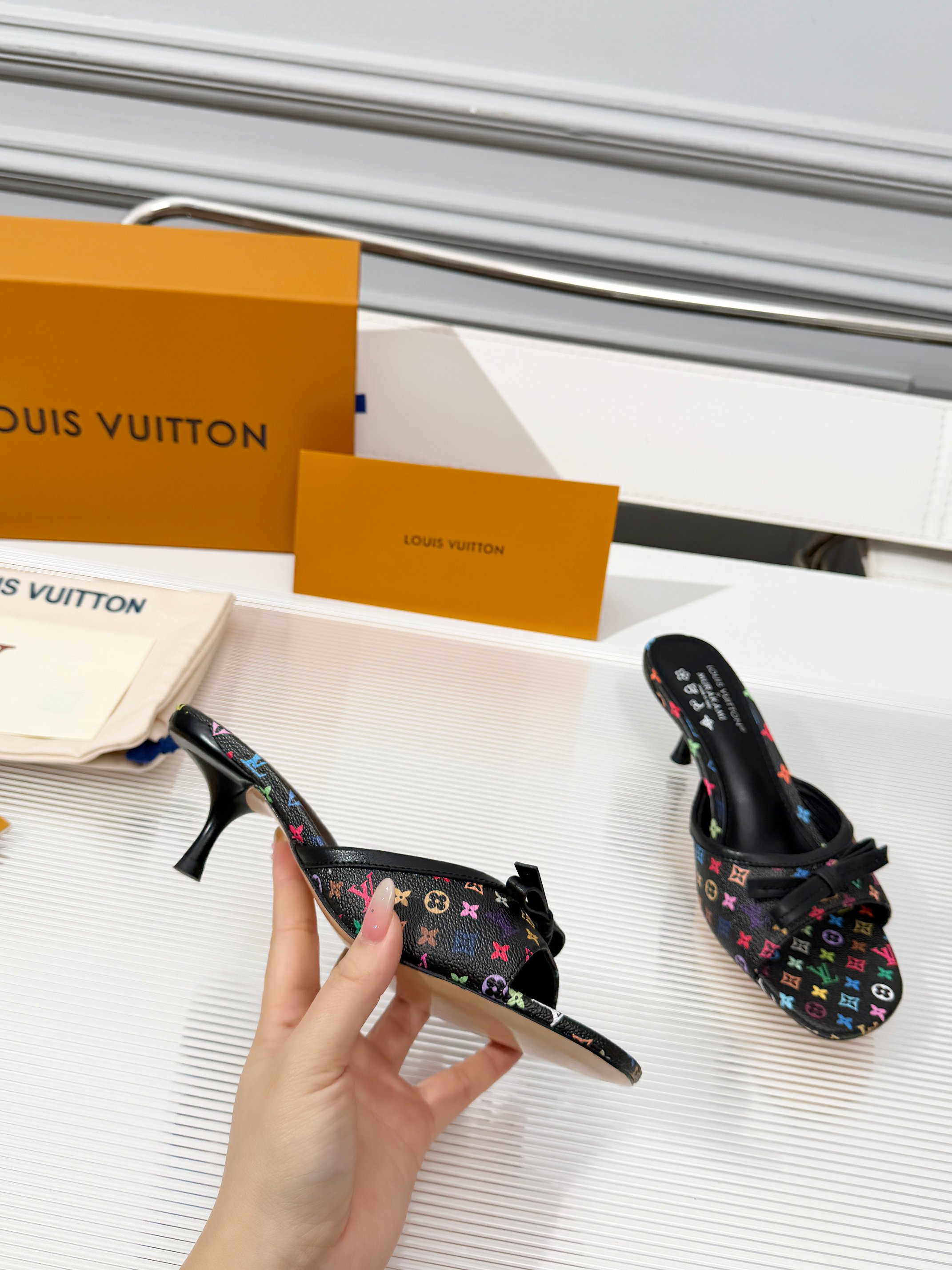 NO:747485,Genuine leather sole Rubber sole 2026 spring model VUITTON LOUI .馿家￣￣￣￣￣ ★Top version ★Original development Exclusive mold opening ★Size 35/42 Heel height 5.5, slippers, louis vuitton, slippers19860909真皮底 橡胶底 2026春款VUITTON LOUI .馿家￣￣￣￣￣ ★顶级版本  ★原版开发 独家开模 ★码数35/42 跟高5.5,拖鞋,louis vuitton,slippers,Women's Shoes