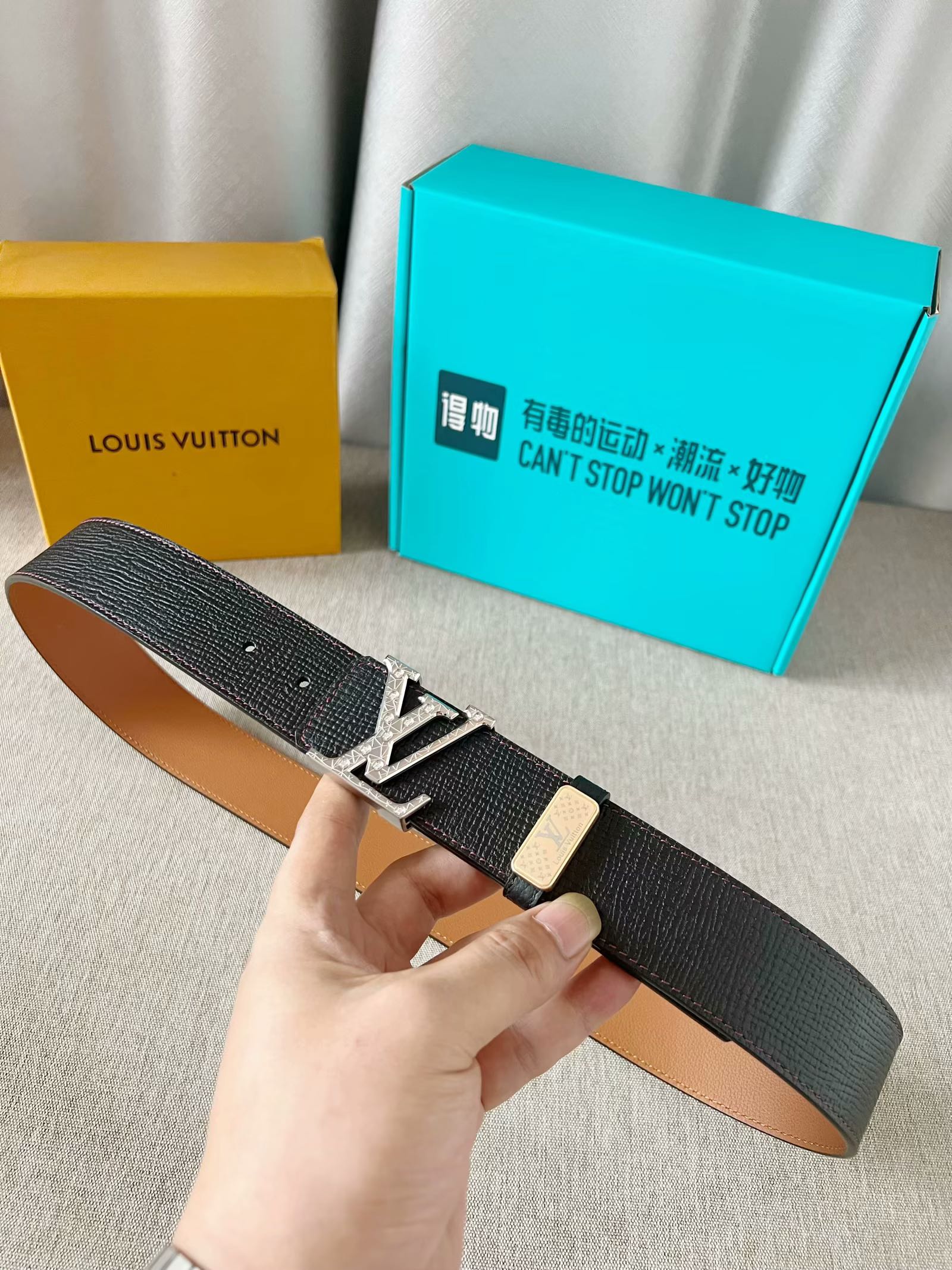 LV：P250  LOUIS VUITTON原单品质，双面采用原厂牛皮头层定制，搭配原单精品钻石💎钢扣，高端1比1复刻，精工制作，细节看图，实物拍摄，高端奢华，宽度4.0cm图片专柜全套包装➕送得物包装