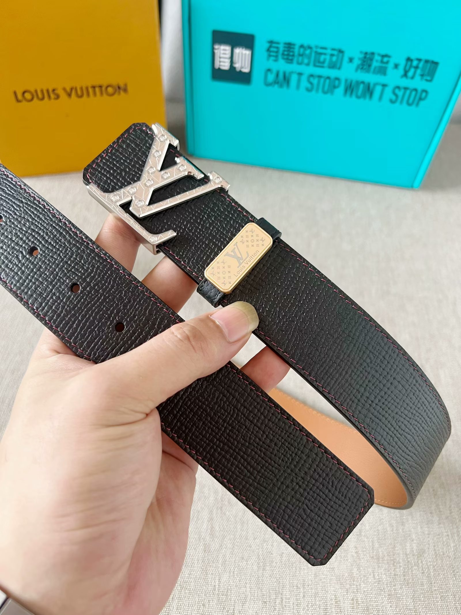 LV：P250  LOUIS VUITTON原单品质，双面采用原厂牛皮头层定制，搭配原单精品钻石💎钢扣，高端1比1复刻，精工制作，细节看图，实物拍摄，高端奢华，宽度4.0cm图片专柜全套包装➕送得物包装