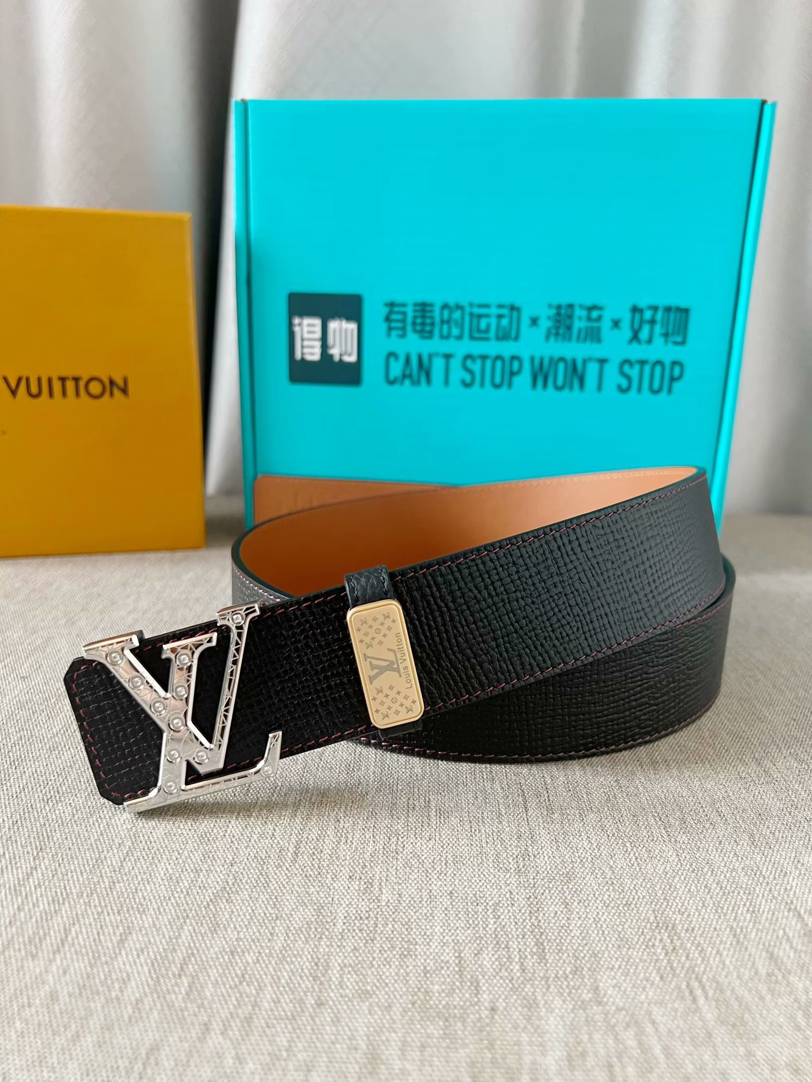 LV：P250  LOUIS VUITTON原单品质，双面采用原厂牛皮头层定制，搭配原单精品钻石💎钢扣，高端1比1复刻，精工制作，细节看图，实物拍摄，高端奢华，宽度4.0cm图片专柜全套包装➕送得物包装